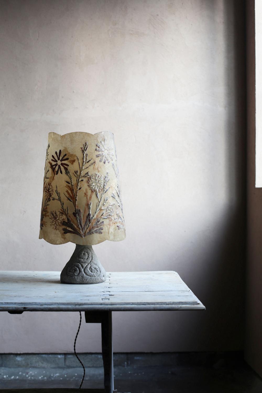 Mid-Century Modern Lampe de table avec abat-jour végétal en résine de Belgique en vente