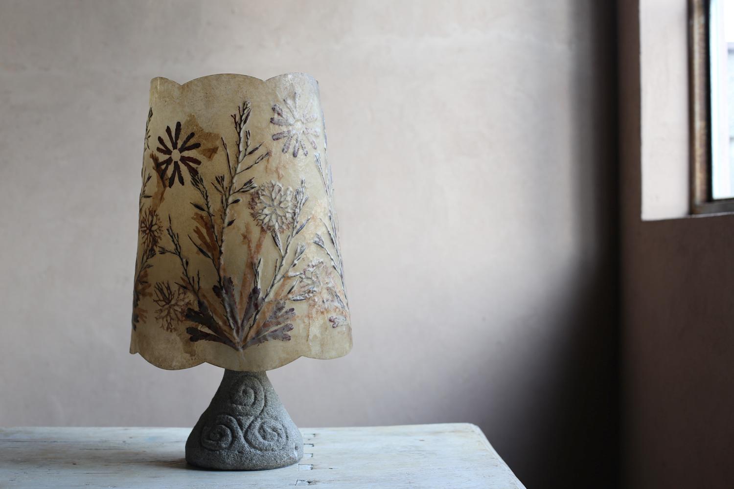 Belge Lampe de table avec abat-jour végétal en résine de Belgique en vente