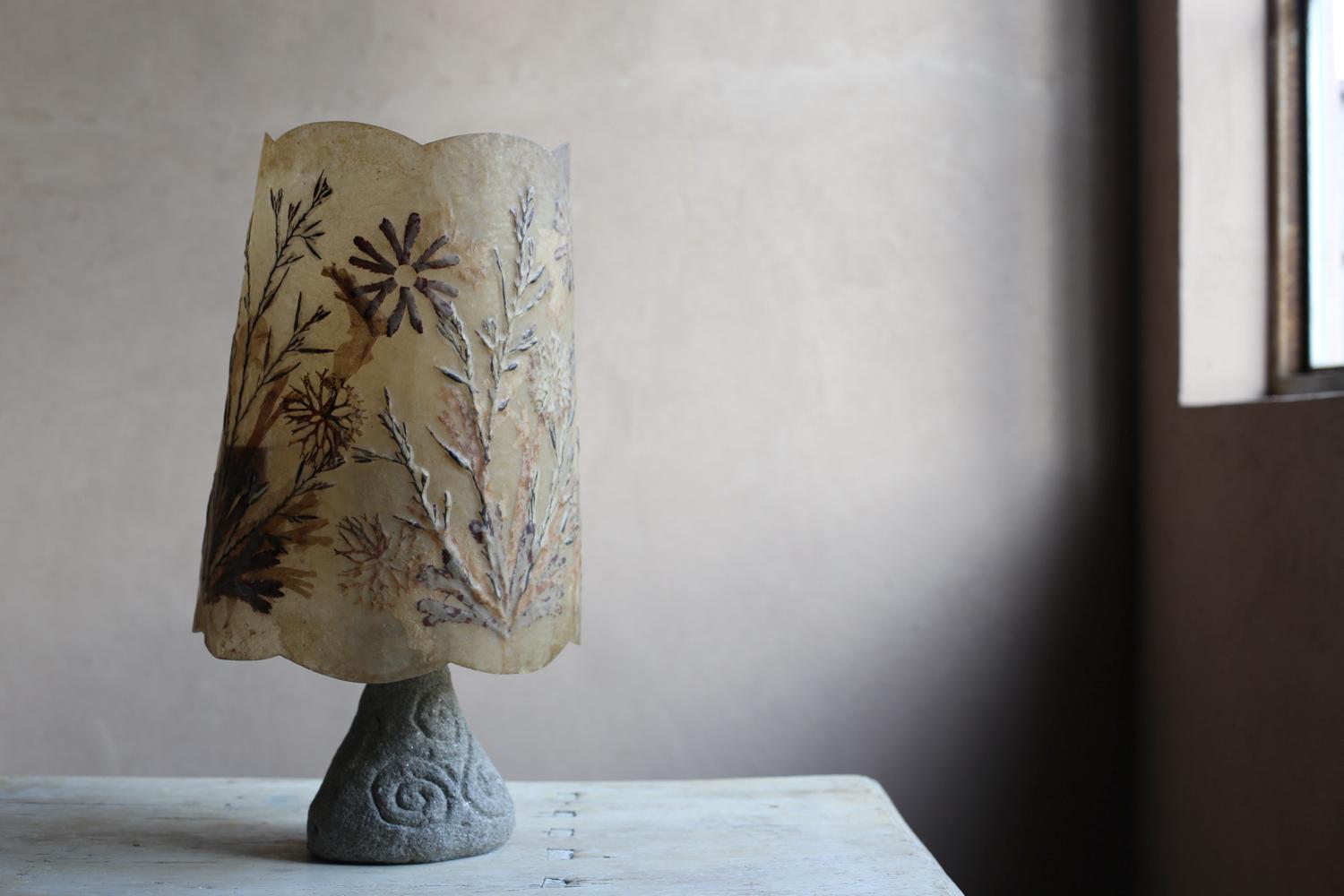 Lampe de table avec abat-jour végétal en résine de Belgique Bon état - En vente à Sammu-shi, Chiba