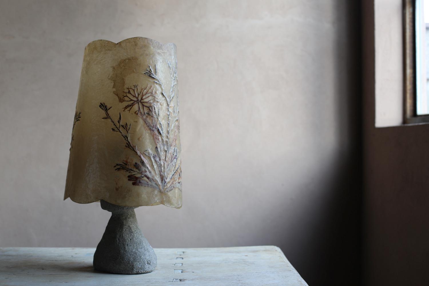 Milieu du XXe siècle Lampe de table avec abat-jour végétal en résine de Belgique en vente