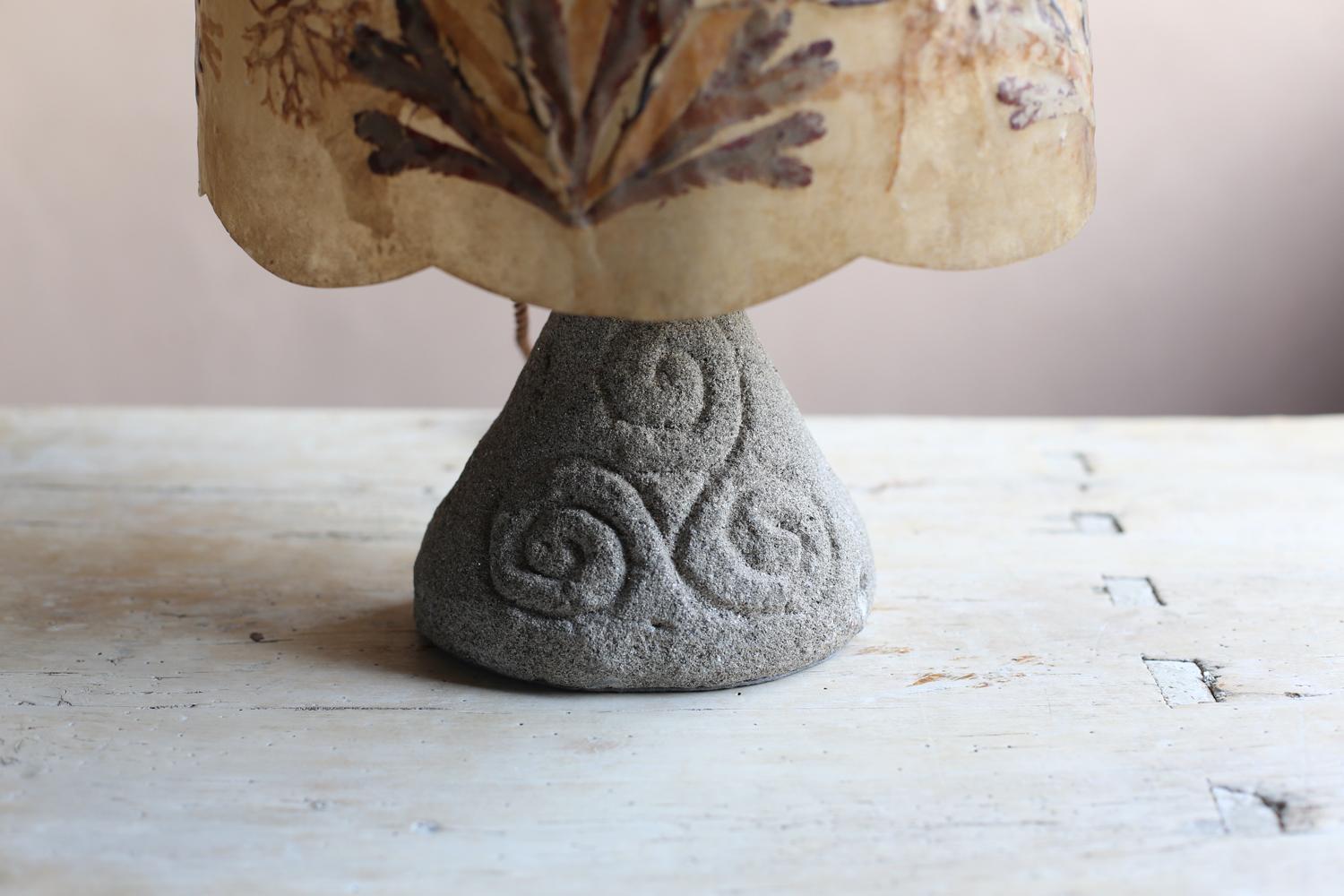 Lampe de table avec abat-jour végétal en résine de Belgique en vente 2