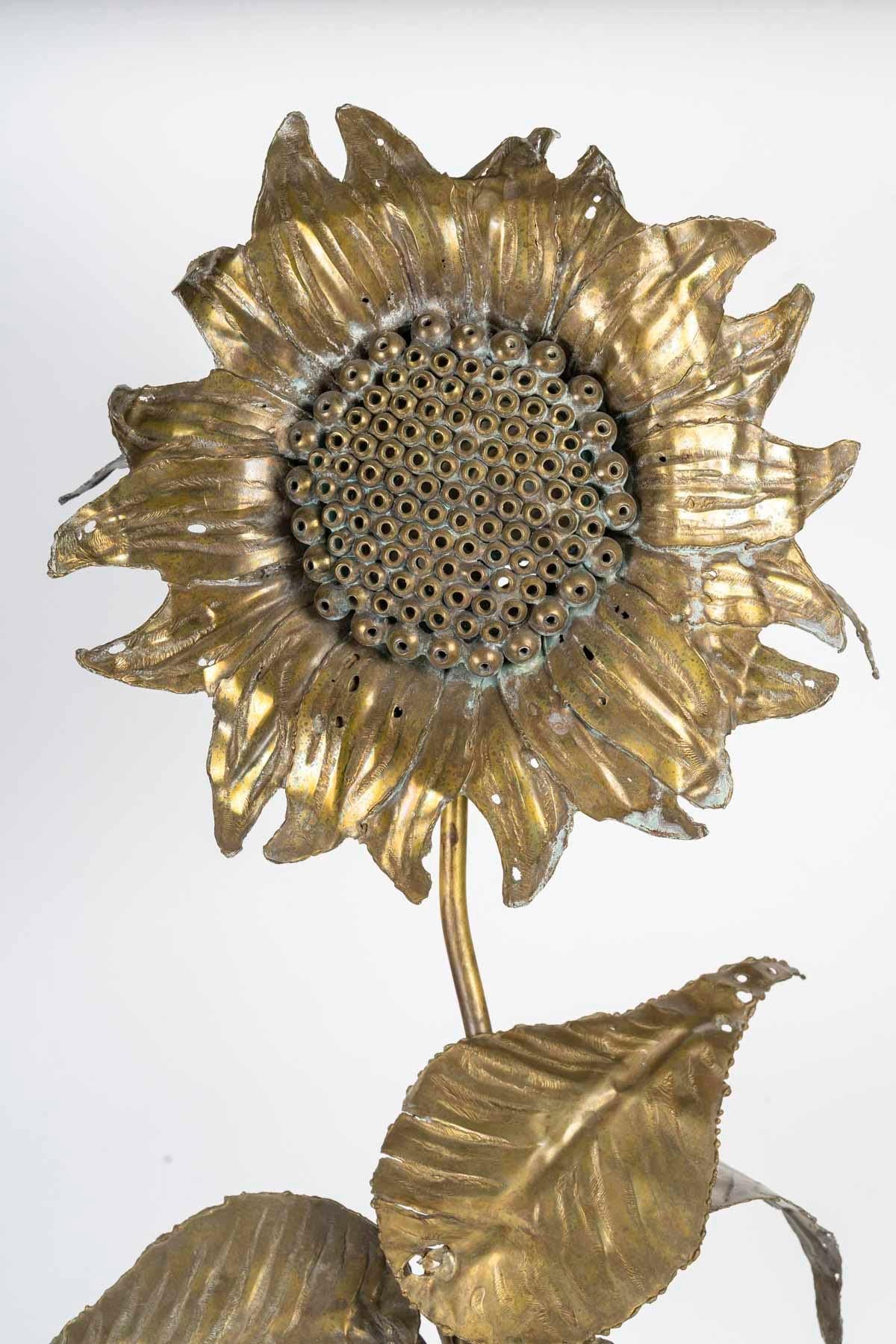 Lampe de table à motif de tournesol en laiton, vers 1970

Lampe de table en laiton représentant un tournesol, vers 1970.

H : 82cm, L : 25cm, P : 20cm
