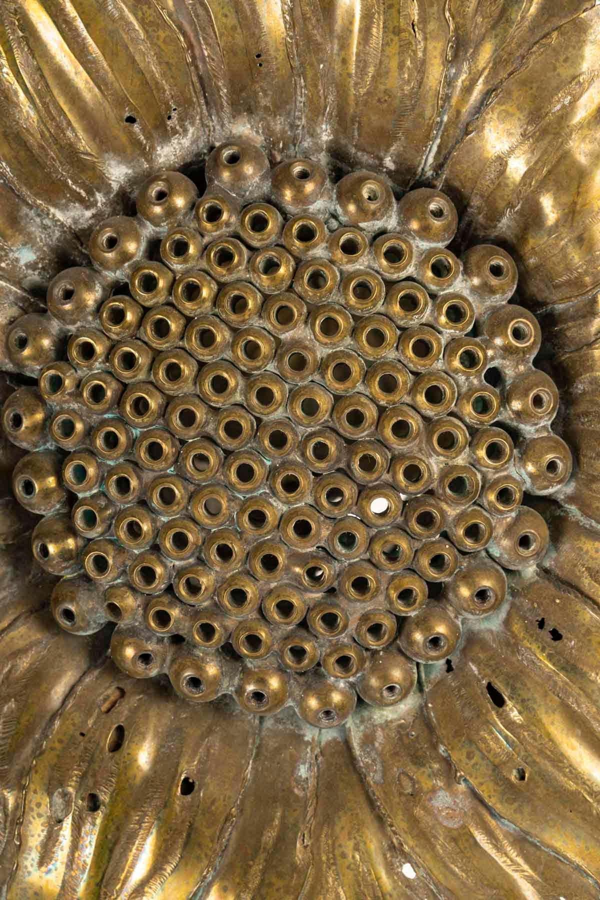 Mid-Century Modern Lampe de table à motif de tournesol en laiton, vers 1970. en vente