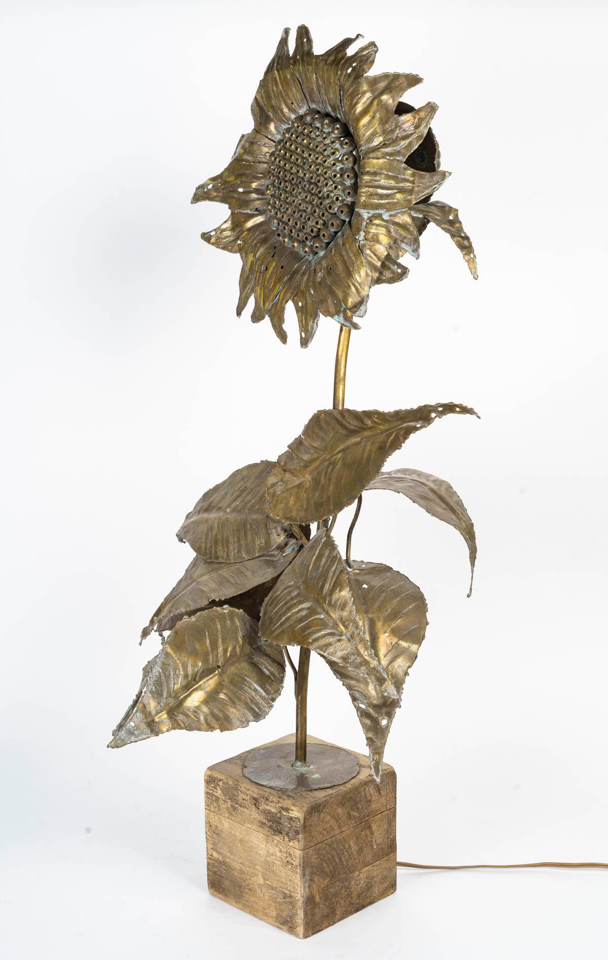 Lampe de table à motif de tournesol en laiton, vers 1970. Bon état - En vente à Saint-Ouen, FR