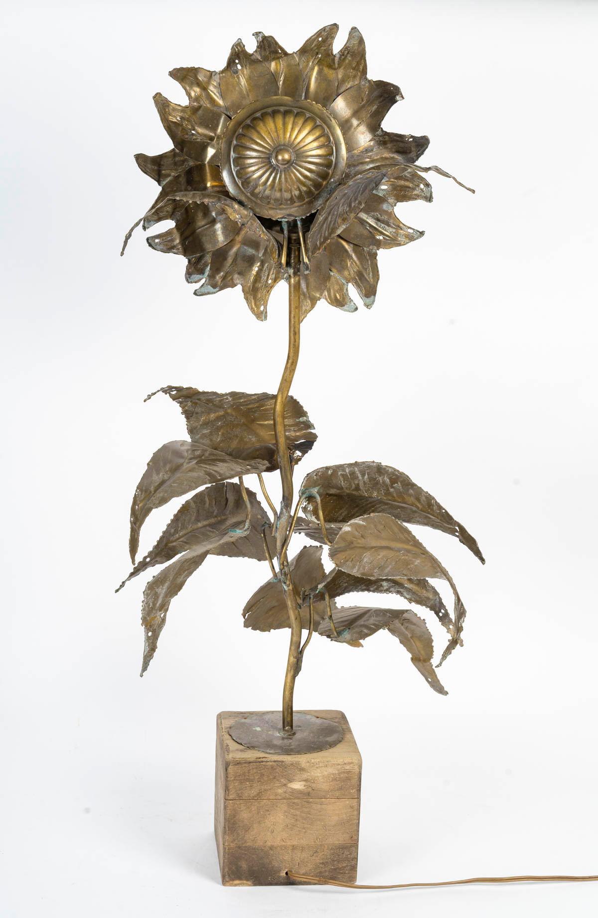 20ième siècle Lampe de table à motif de tournesol en laiton, vers 1970. en vente