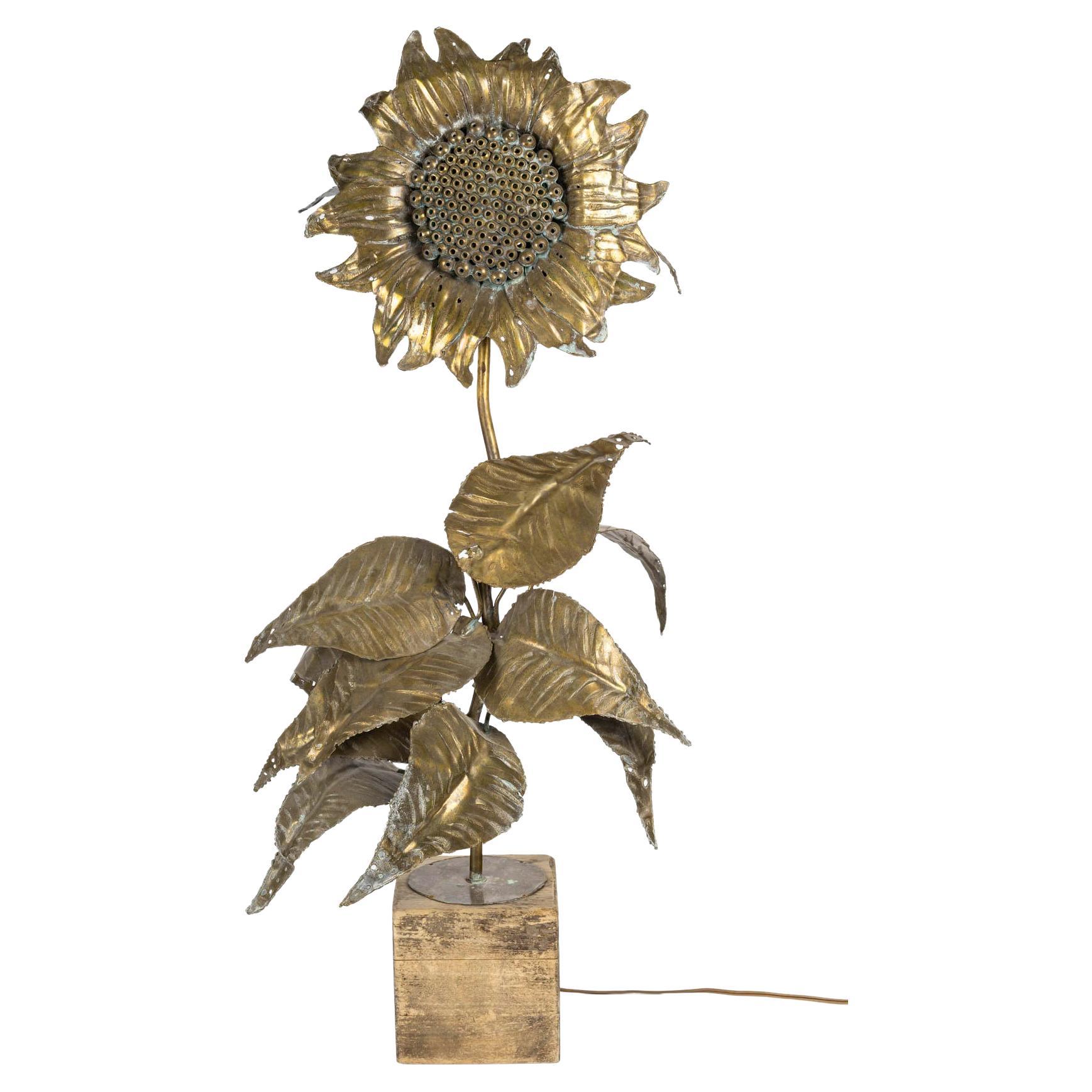 Lampe de table à motif de tournesol en laiton, vers 1970. en vente