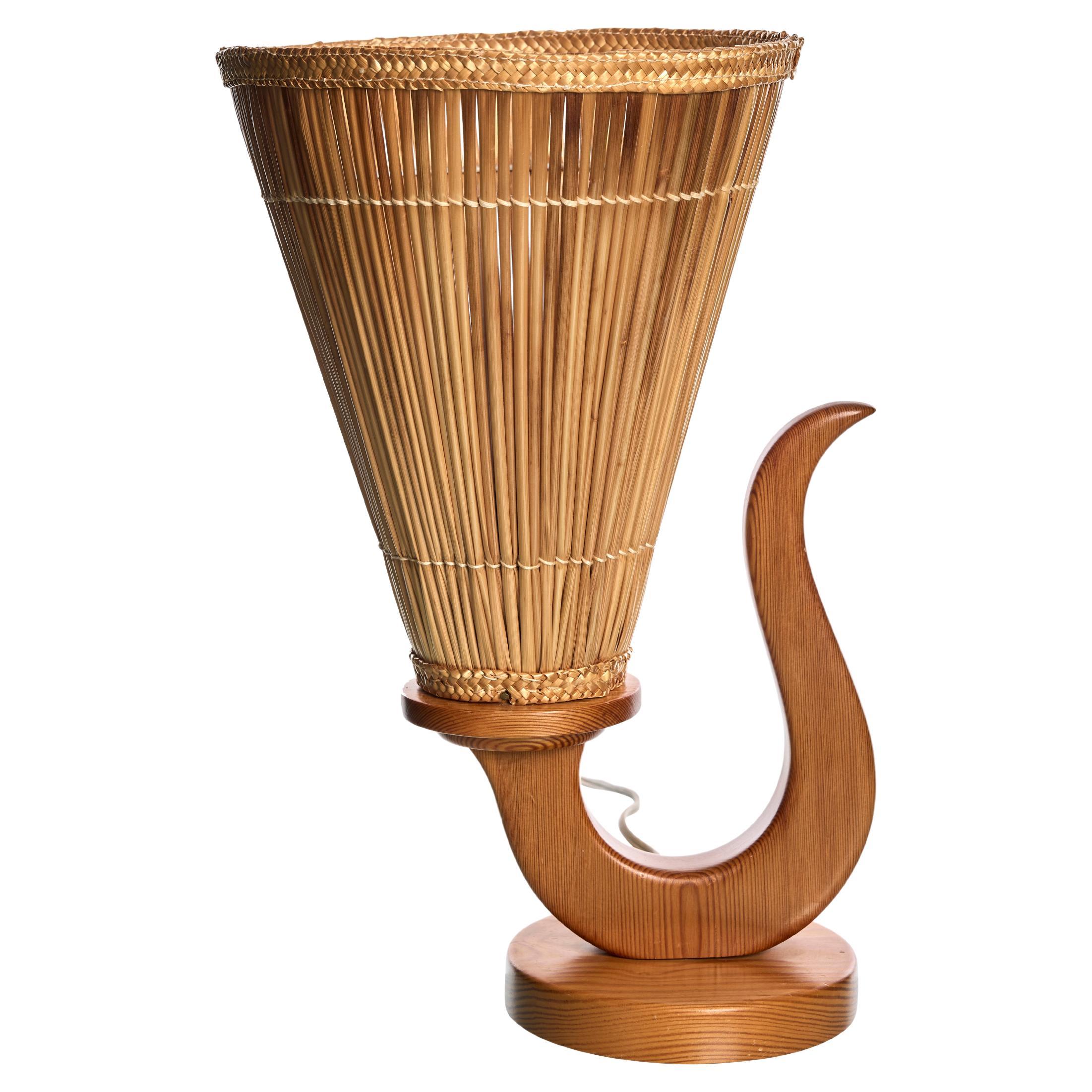 Lampe de table, bois et abat-jour en rotin, Suède, années 1950