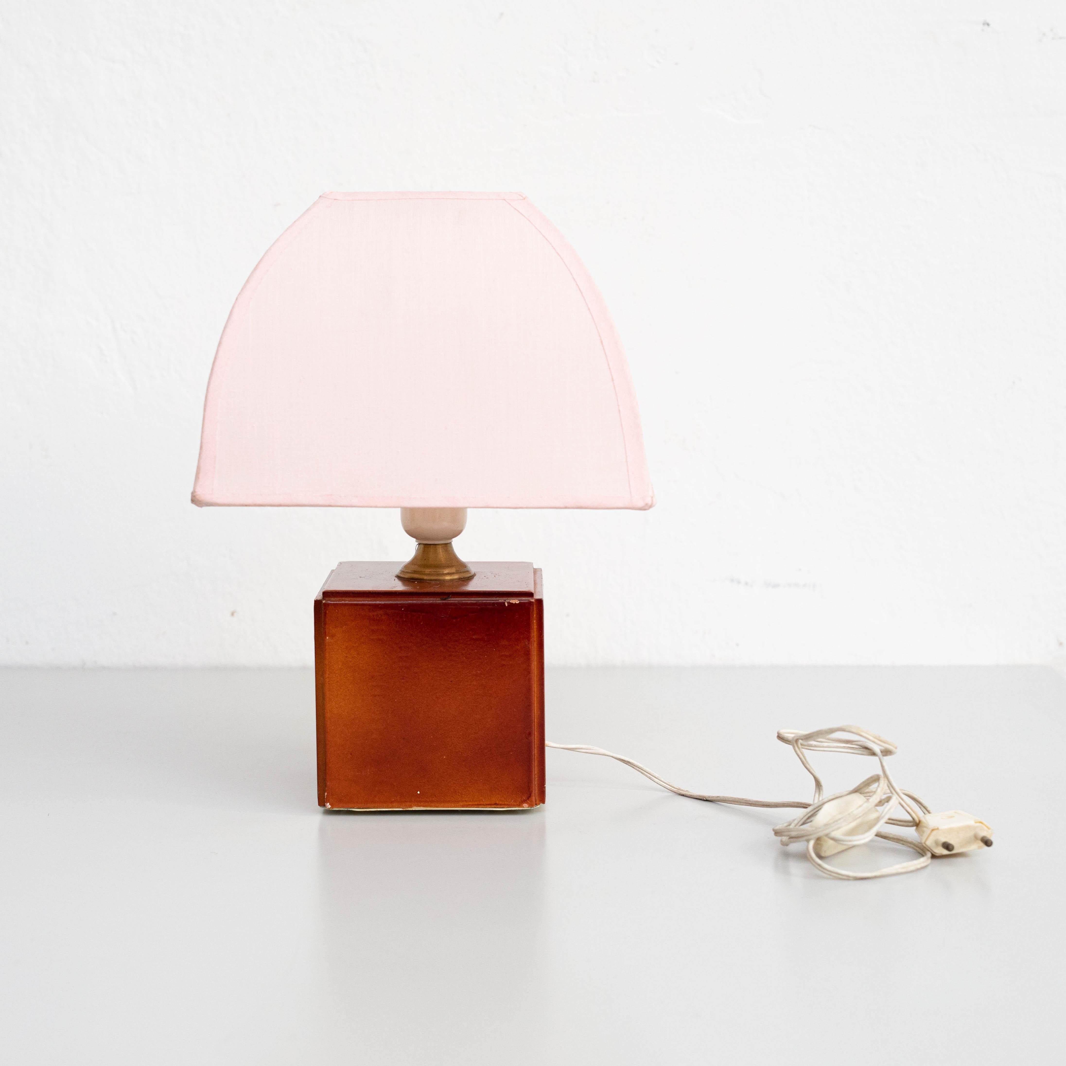 Table lamp, wood, circa 1970.

In original condition, wear consistent with age and use, preserving a beautiful patina.

Materials:
Wood

Dimensions:
H 34 cm
W 23 cm
D 23 cm.