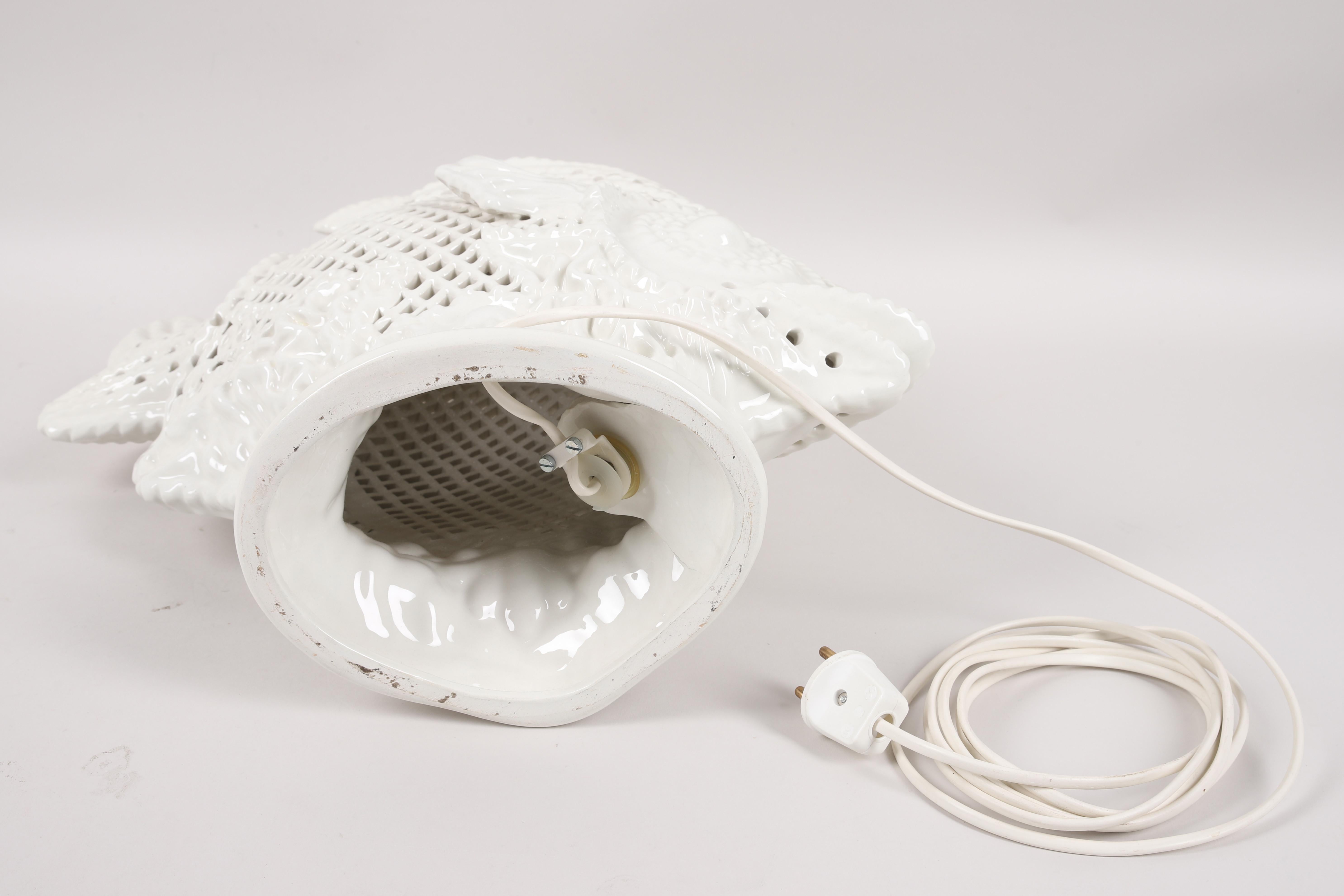 Magnifique gros poisson blanc en céramique, fabriqué à la main en Italie vers 1970. 
Rare modèle de lampe en céramique ajourée avec une ampoule à l'intérieur, diffusant une lumière incroyable.
Artistics anonyme 
Bon état