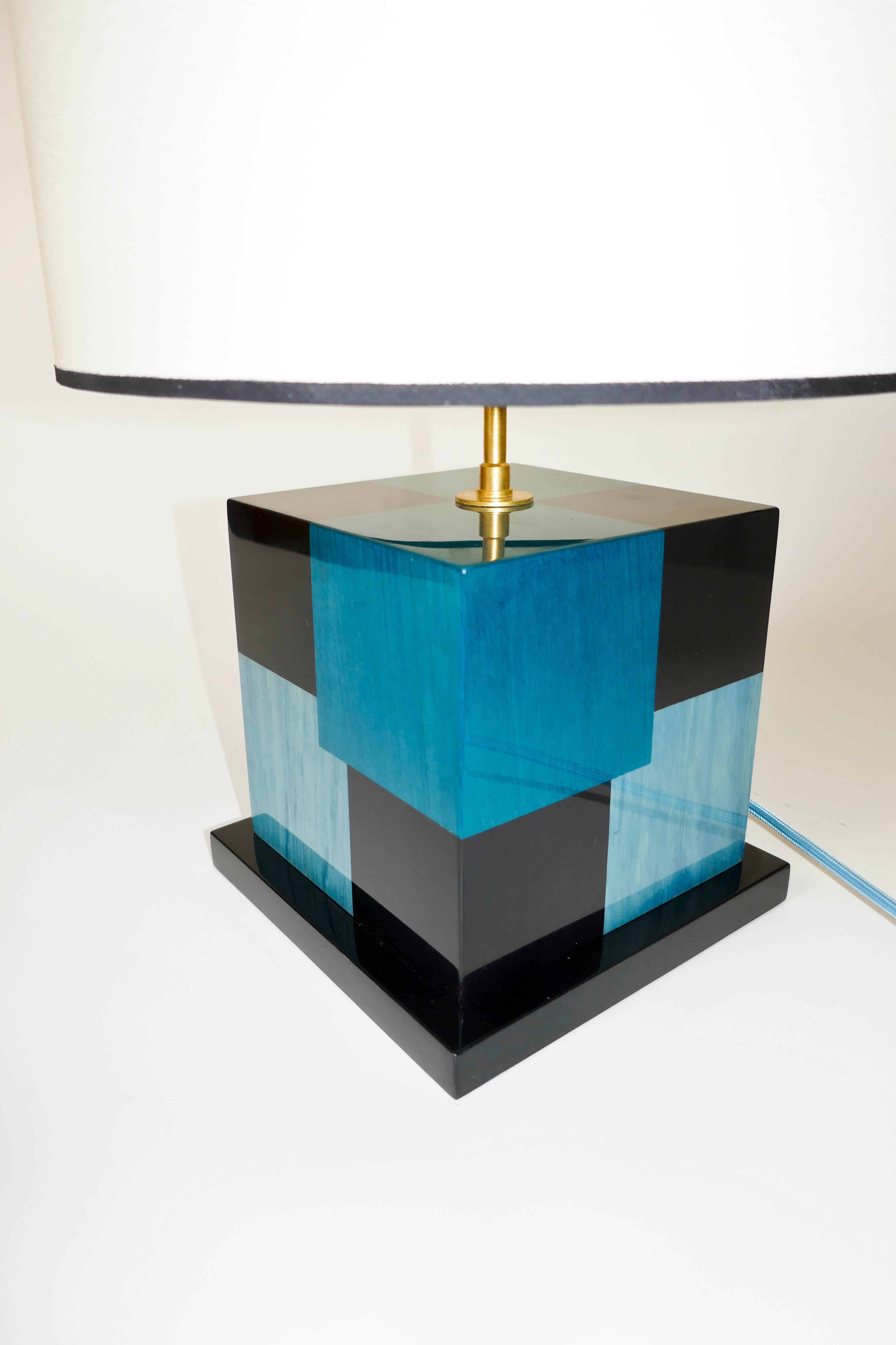 Lampe de bureau « Cubes » en marqueterie de bois teinté noir et bleu par Aymeric Lefort en vente 2