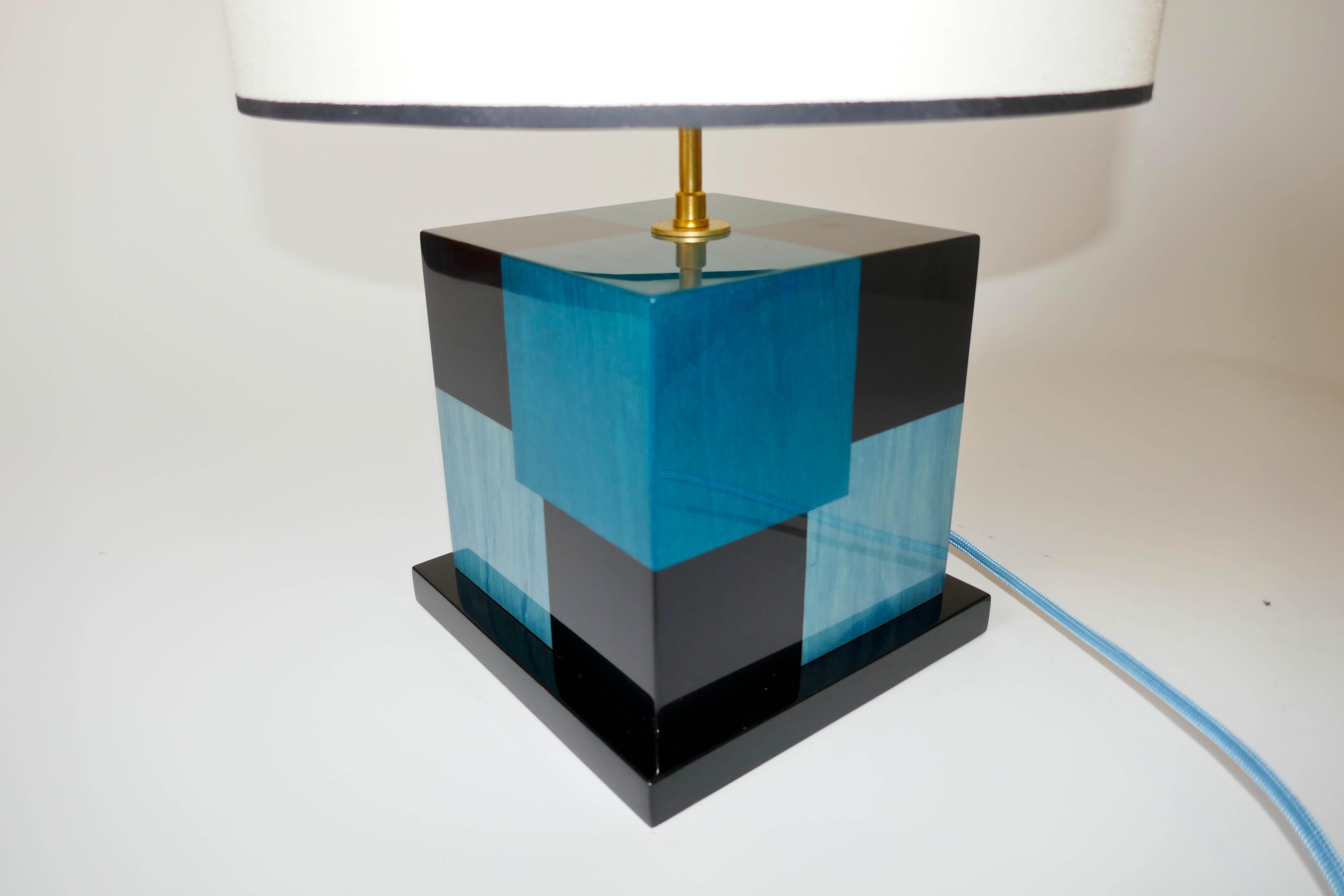 Lampe de bureau « Cubes » en marqueterie de bois teinté noir et bleu par Aymeric Lefort en vente 4