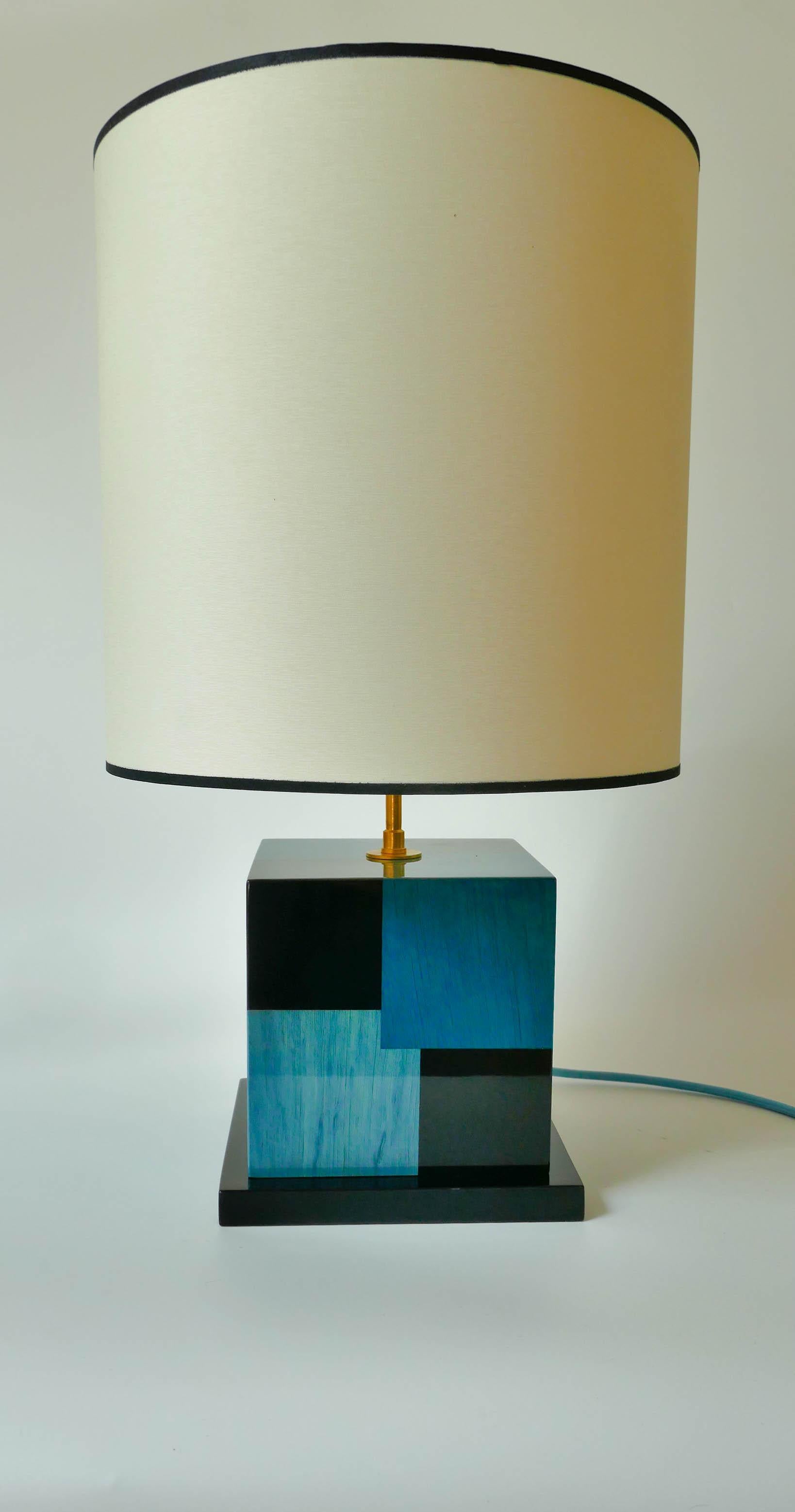 Lampe de bureau « Cubes » en marqueterie de bois teinté noir et bleu par Aymeric Lefort en vente 5