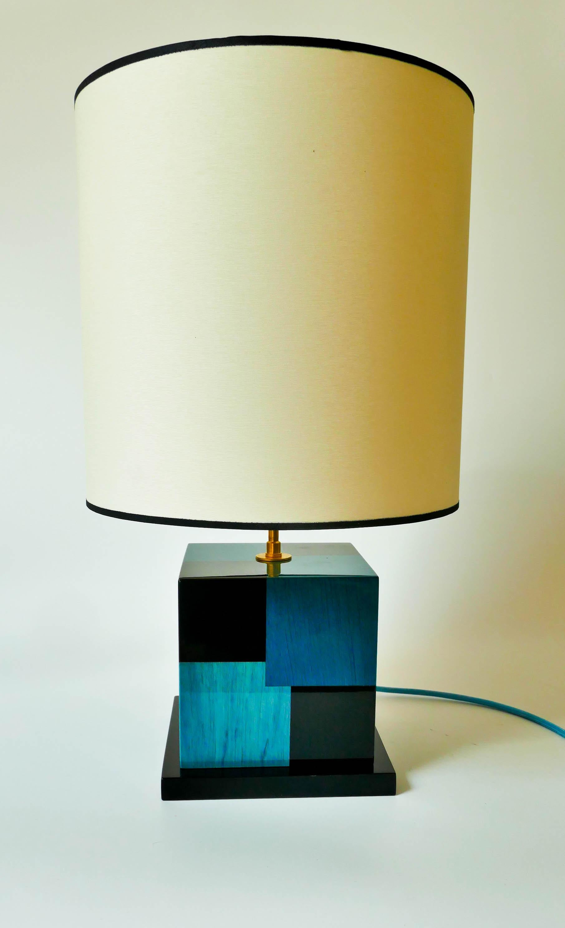 Lampe de bureau « Cubes » en marqueterie de bois teinté noir et bleu par Aymeric Lefort en vente 6