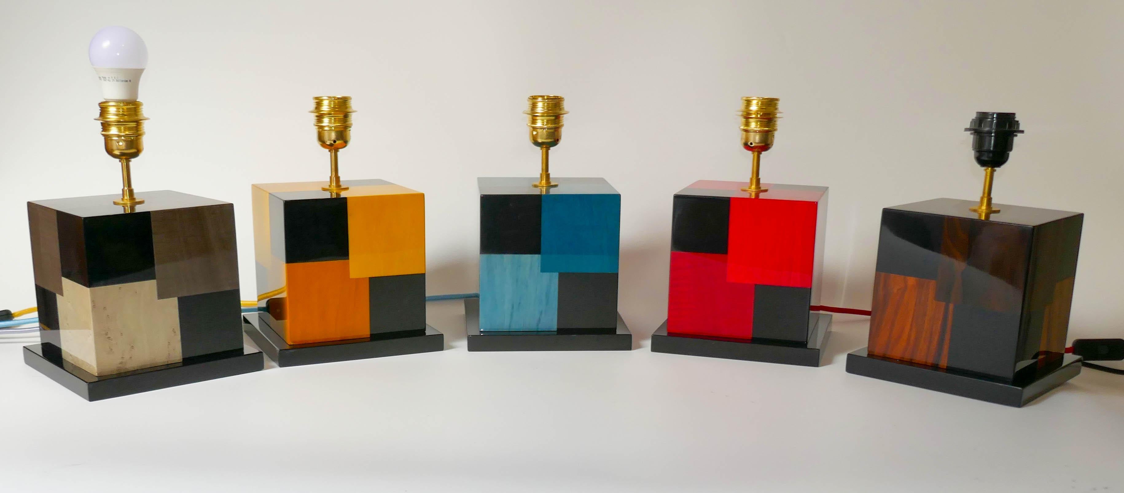 Lampe de bureau « Cubes » en marqueterie de bois teinté noir et bleu par Aymeric Lefort en vente 7