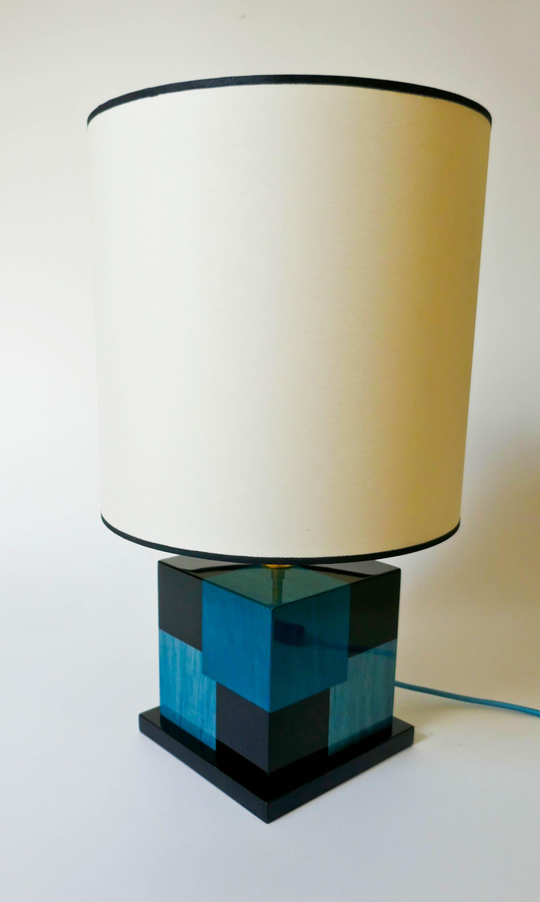 Moderne Lampe de bureau « Cubes » en marqueterie de bois teinté noir et bleu par Aymeric Lefort en vente