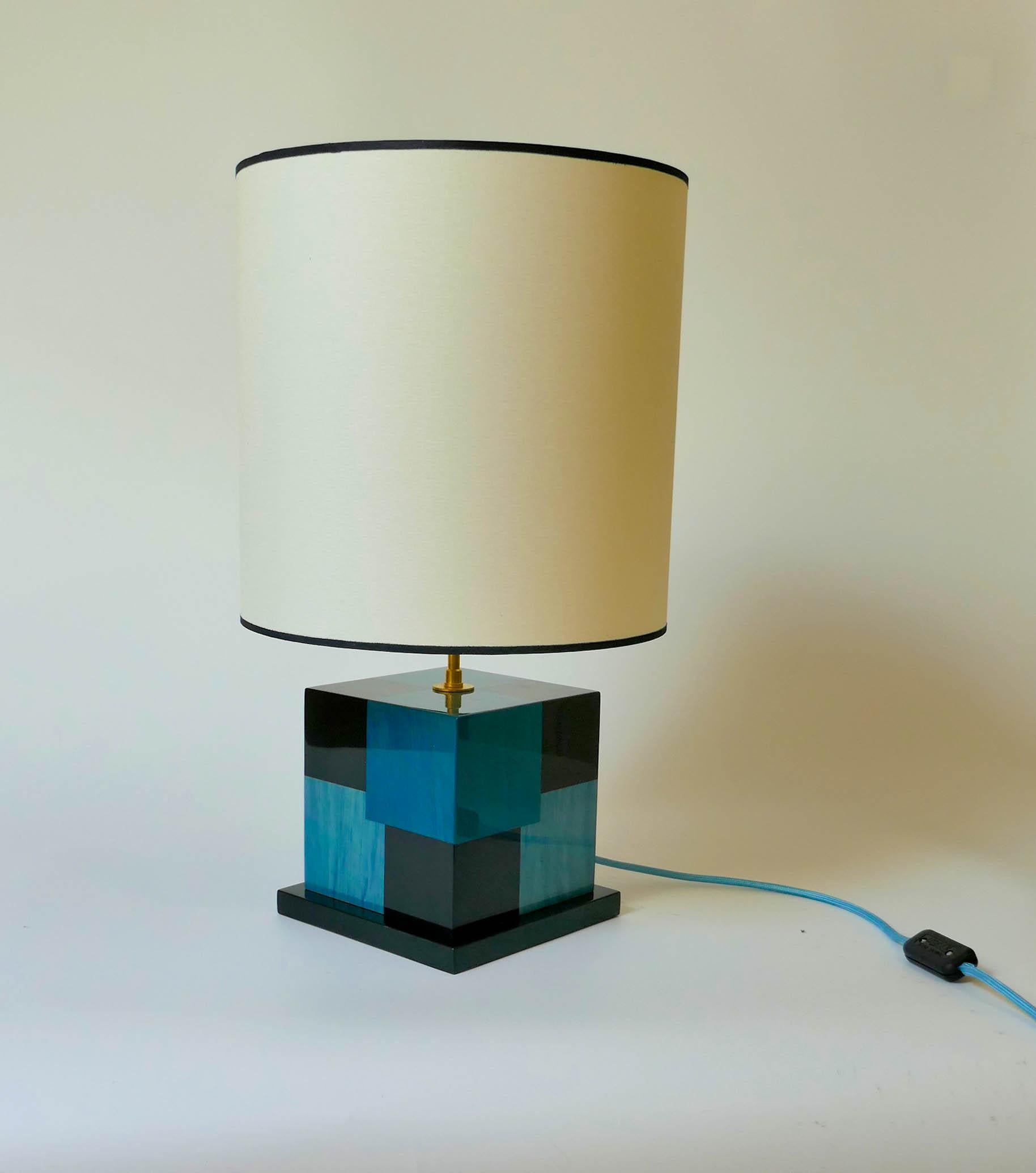 Français Lampe de bureau « Cubes » en marqueterie de bois teinté noir et bleu par Aymeric Lefort en vente
