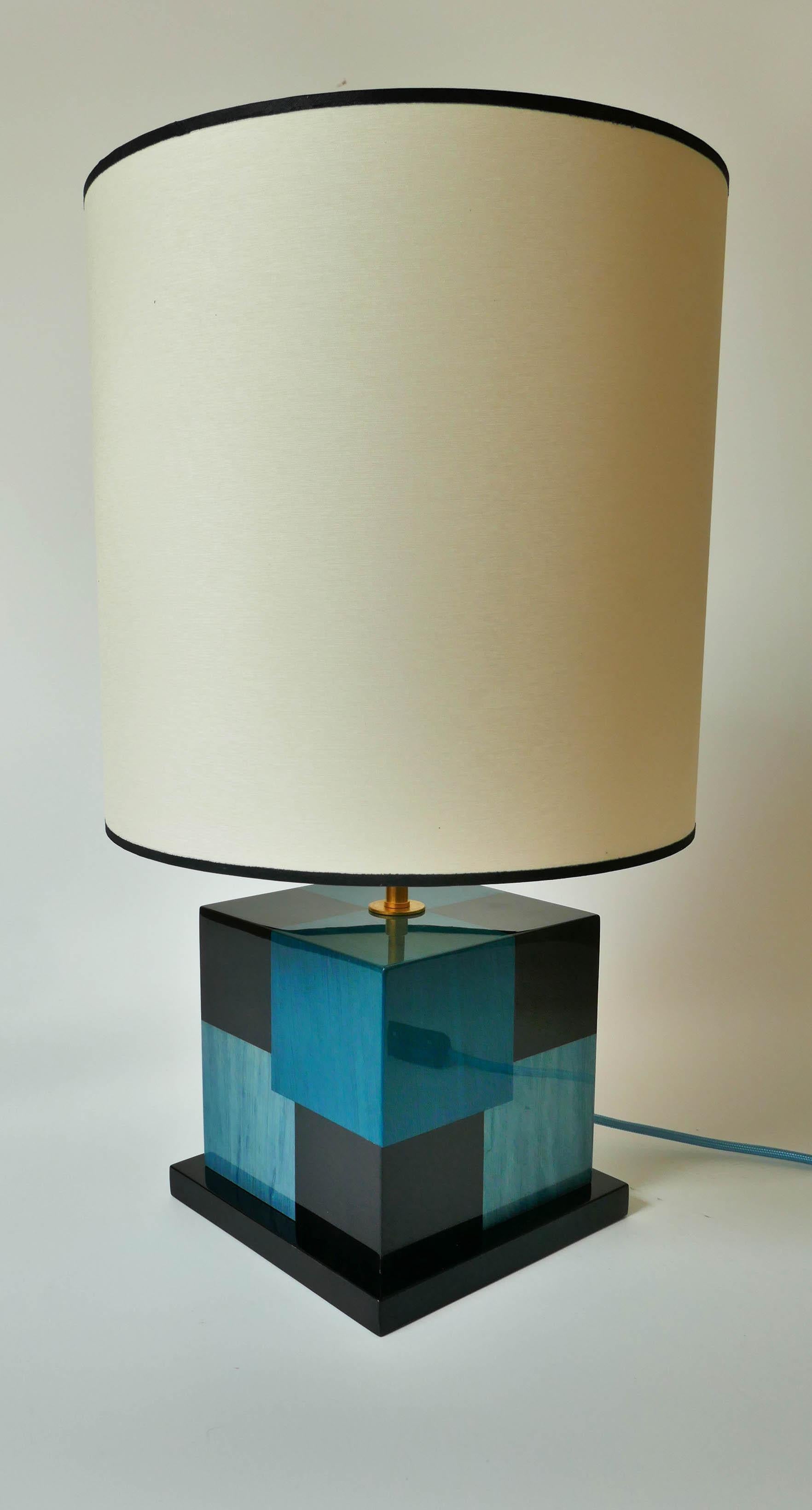 Verni Lampe de bureau « Cubes » en marqueterie de bois teinté noir et bleu par Aymeric Lefort en vente