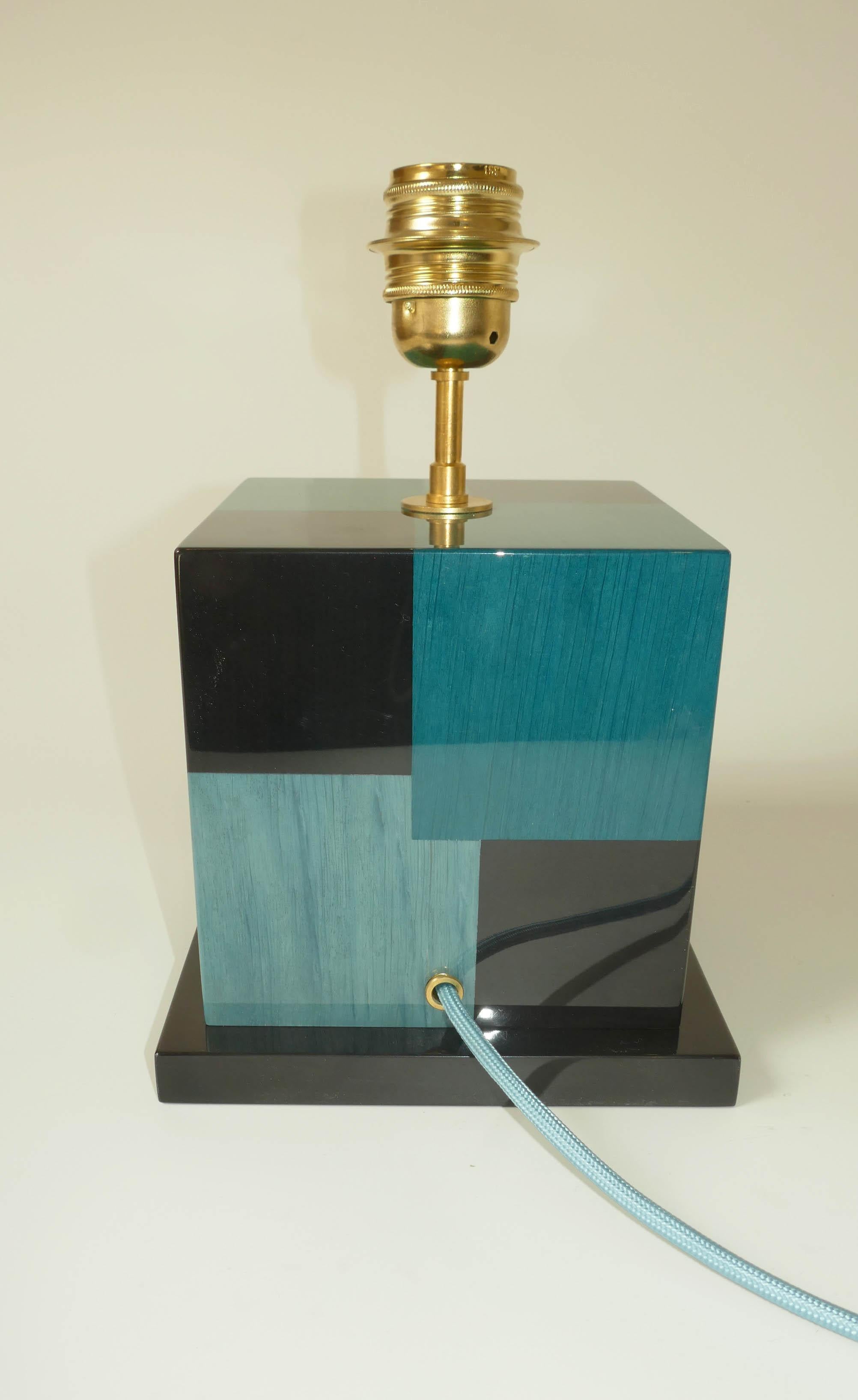 Lampe de bureau « Cubes » en marqueterie de bois teinté noir et bleu par Aymeric Lefort Excellent état - En vente à SENLIS, OISE