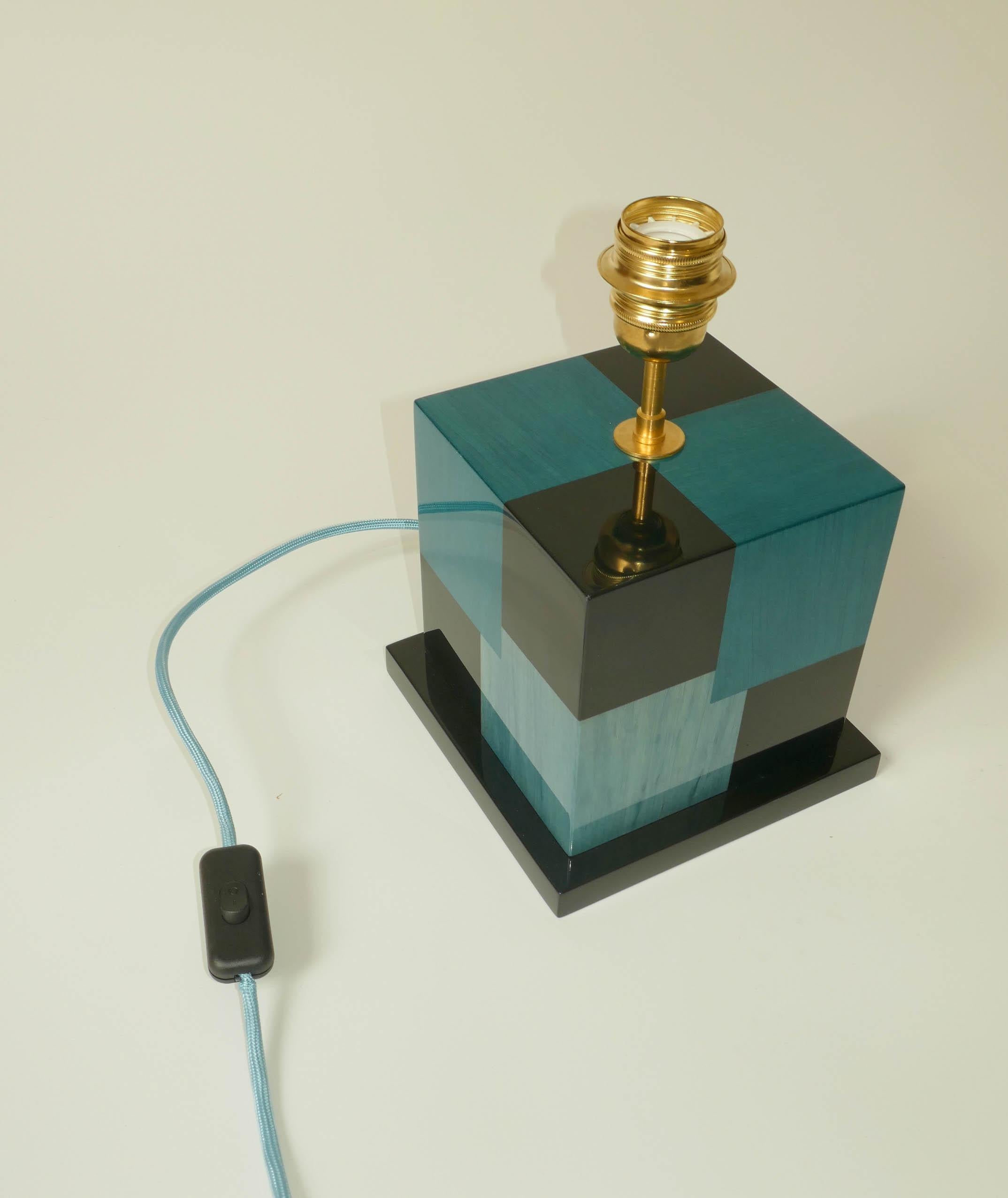 XXIe siècle et contemporain Lampe de bureau « Cubes » en marqueterie de bois teinté noir et bleu par Aymeric Lefort en vente