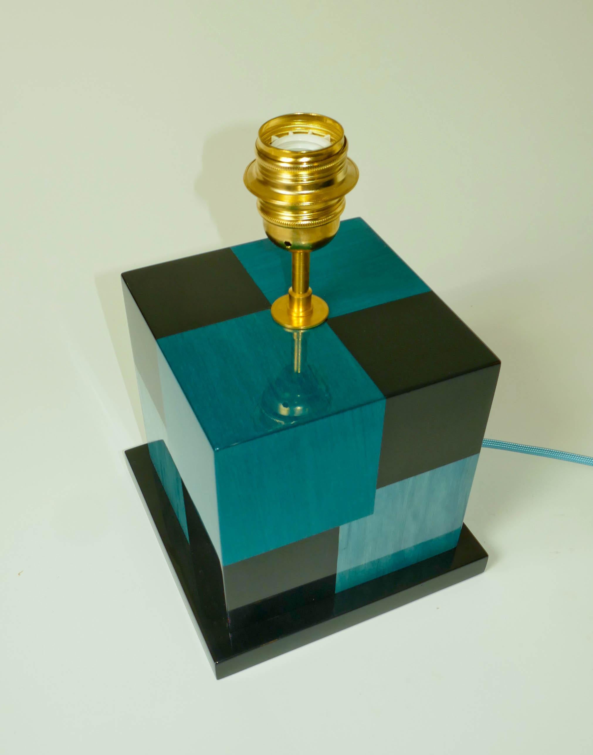Tissu Lampe de bureau « Cubes » en marqueterie de bois teinté noir et bleu par Aymeric Lefort en vente