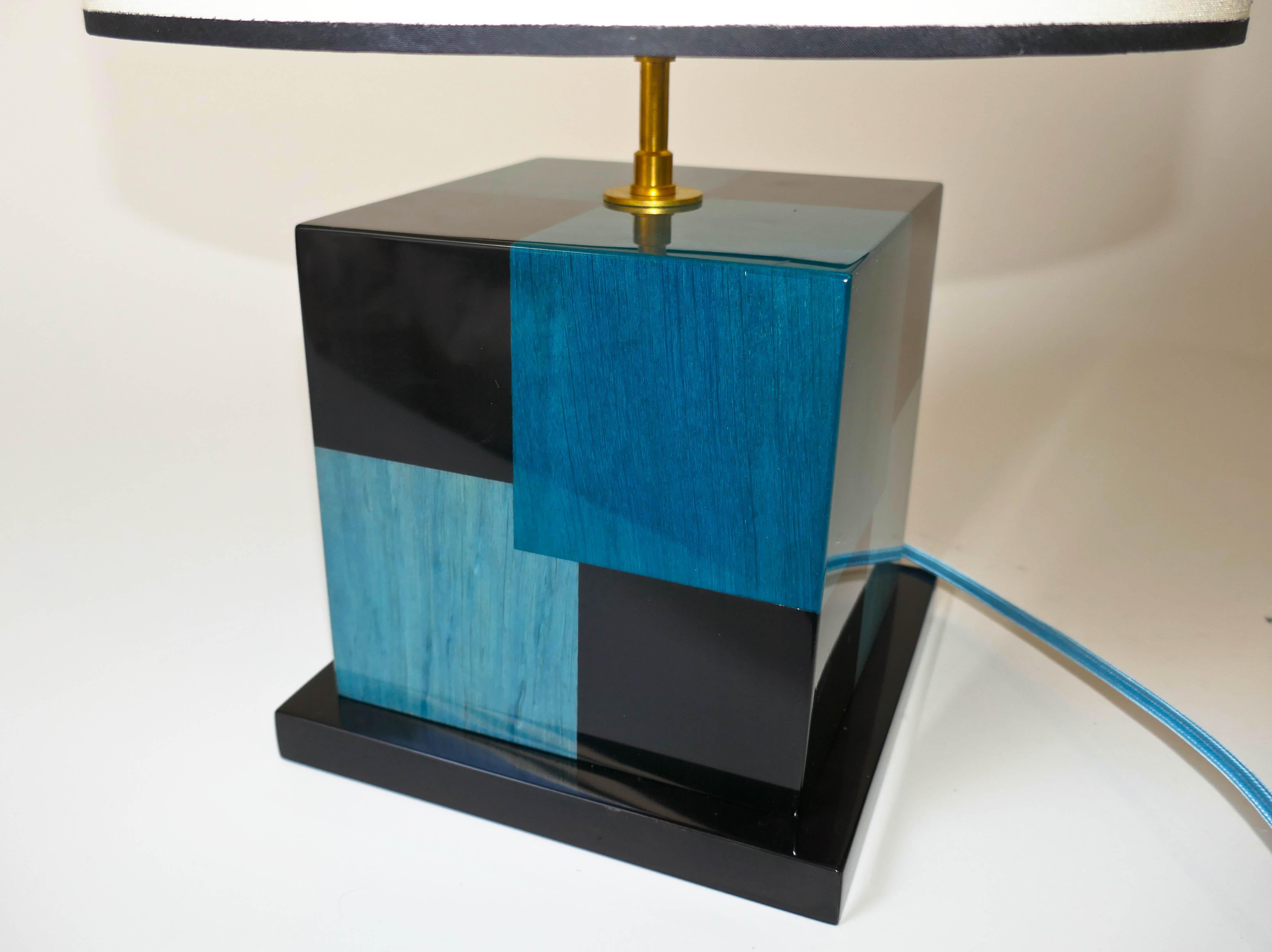 Lampe de bureau « Cubes » en marqueterie de bois teinté noir et bleu par Aymeric Lefort en vente 1
