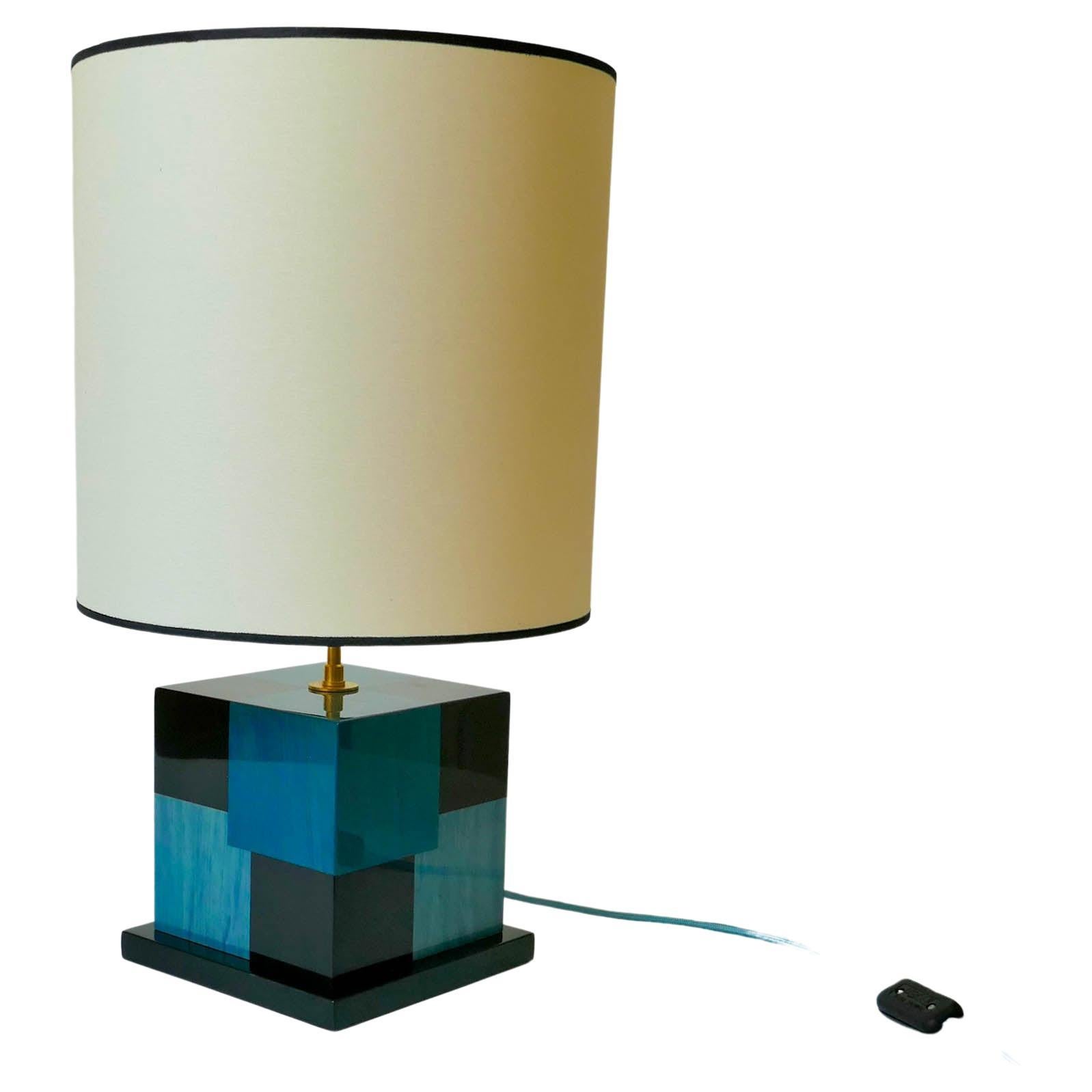 Lampe de bureau « Cubes » en marqueterie de bois teinté noir et bleu par Aymeric Lefort
