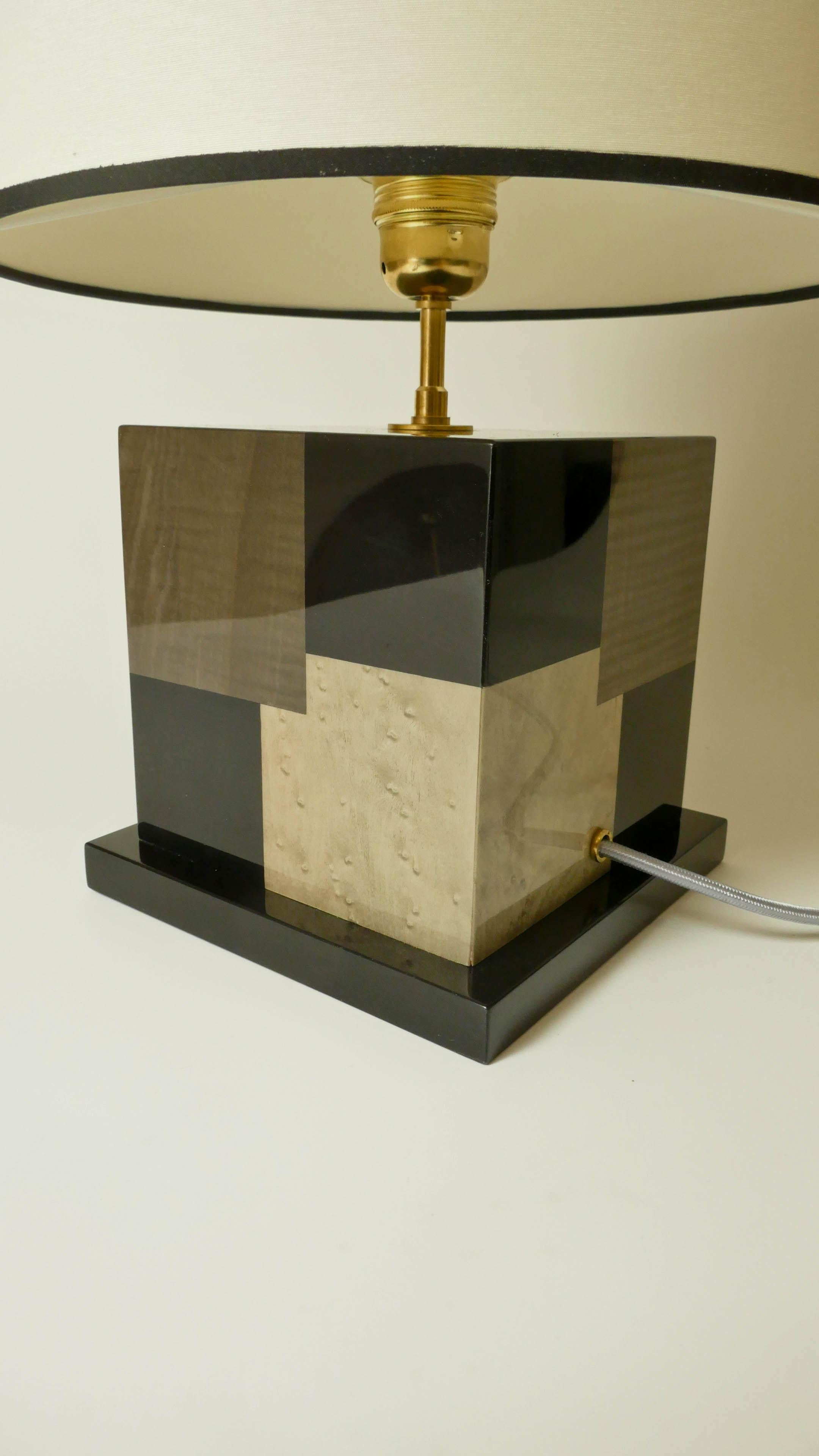 Lampe de bureau « Cubes » en marqueterie de bois teinté noir et gris par Aymeric Lefort en vente 2