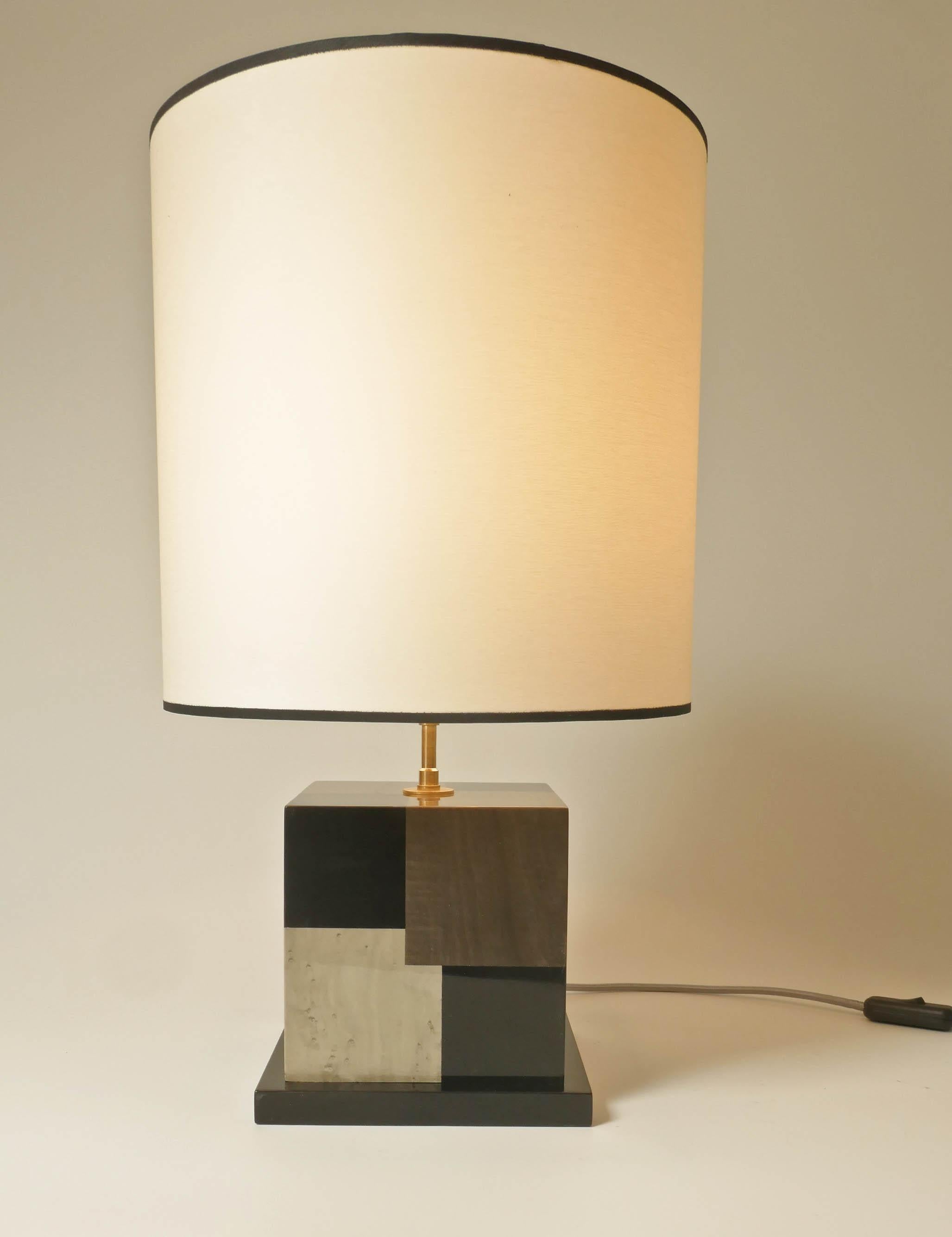 Lampe de bureau « Cubes » en marqueterie de bois teinté noir et gris par Aymeric Lefort en vente 5