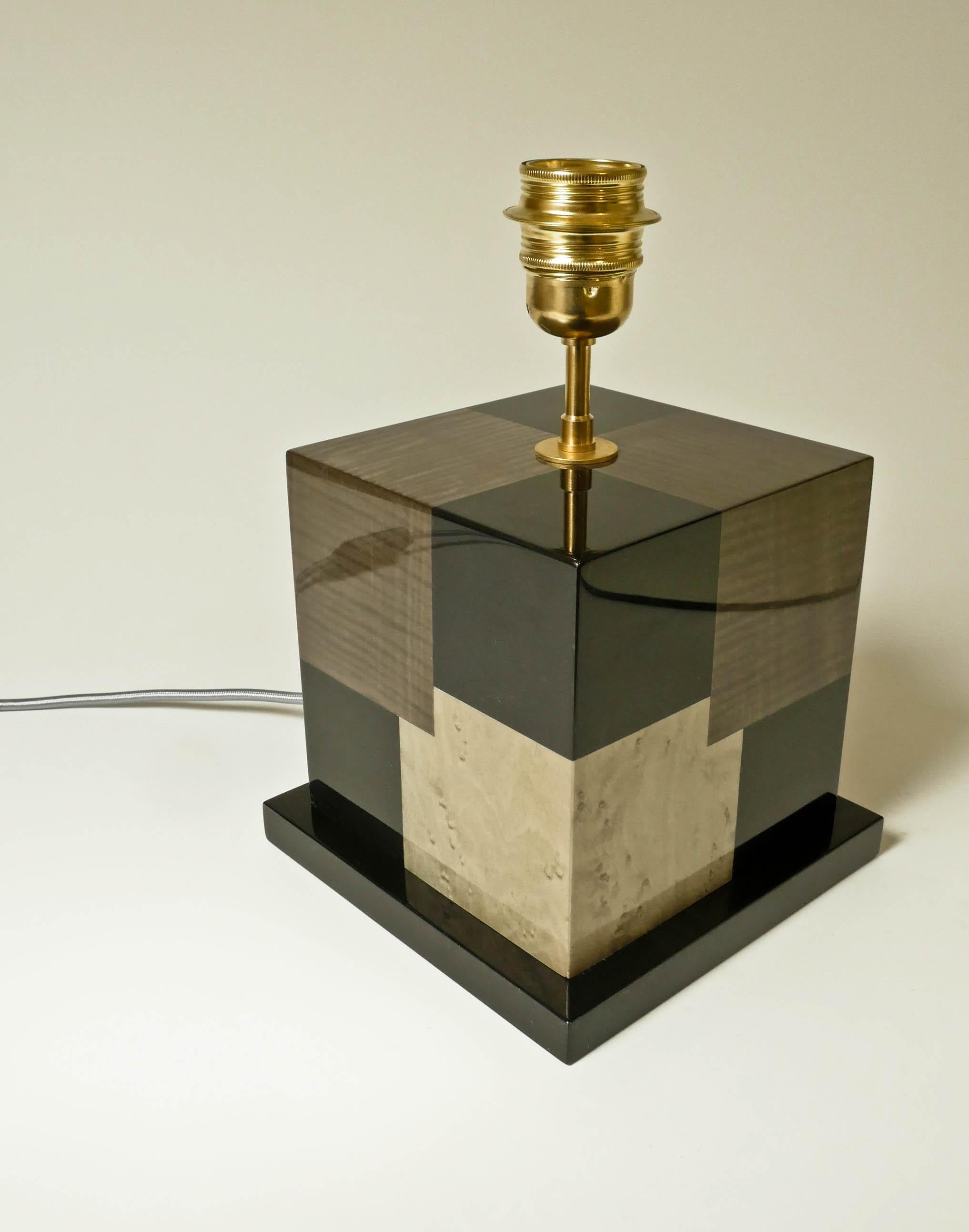 Tischlampe „Cubes“ aus schwarz und grau getöntem Holz mit Intarsien von Aymeric Lefort im Angebot 5