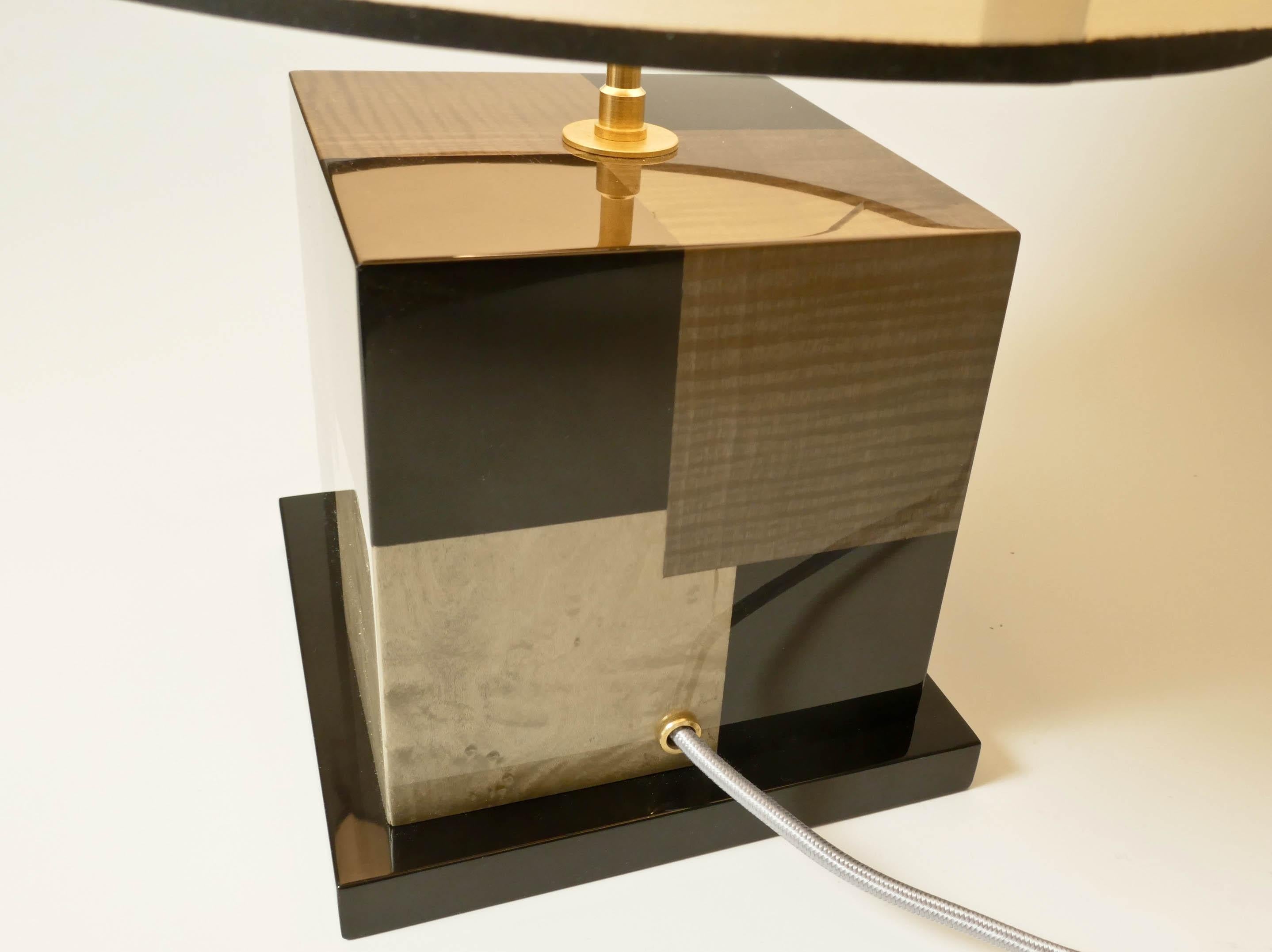 Lampe de bureau « Cubes » en marqueterie de bois teinté noir et gris par Aymeric Lefort en vente 6