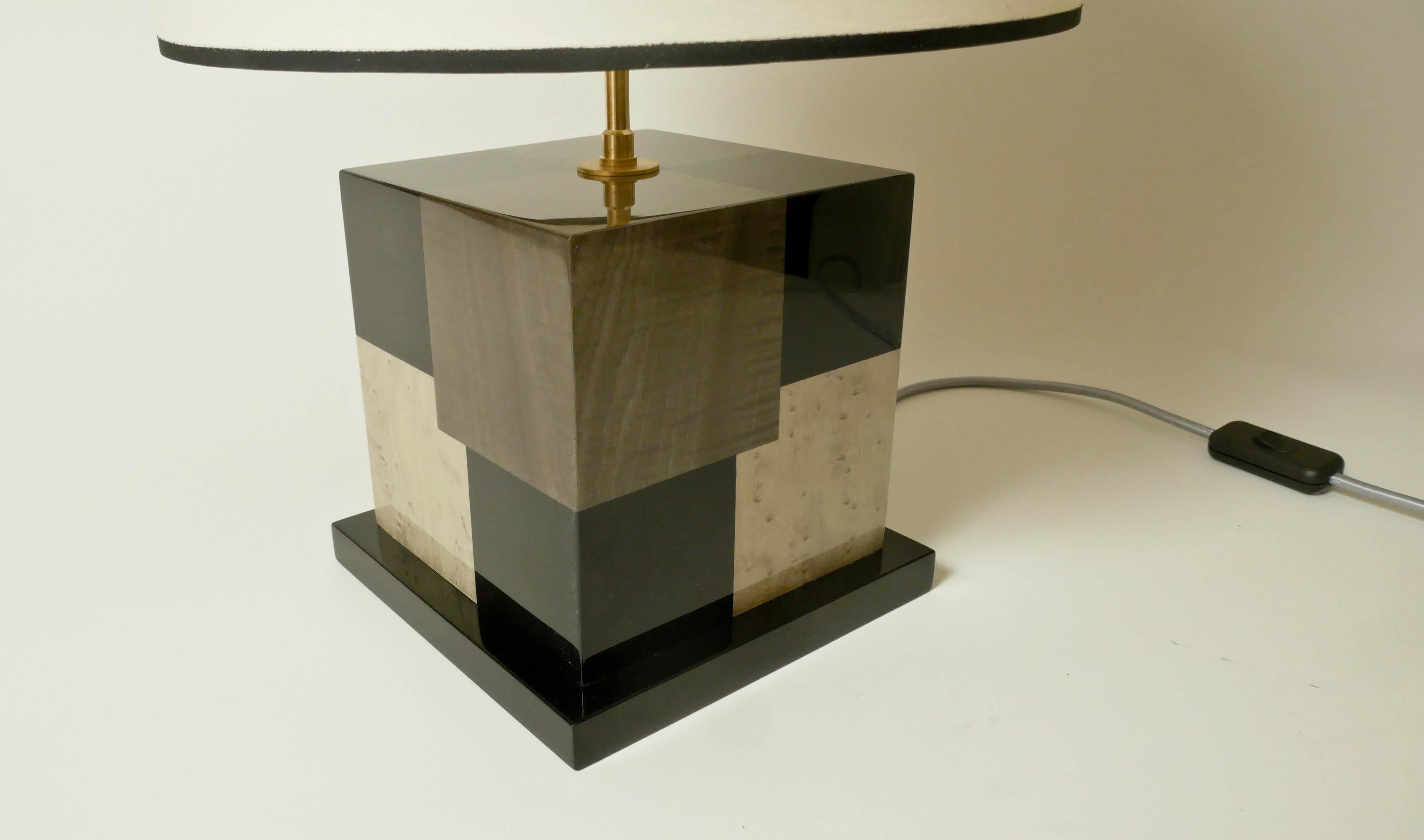 Tischlampe „Cubes“ aus schwarz und grau getöntem Holz mit Intarsien von Aymeric Lefort im Angebot 6