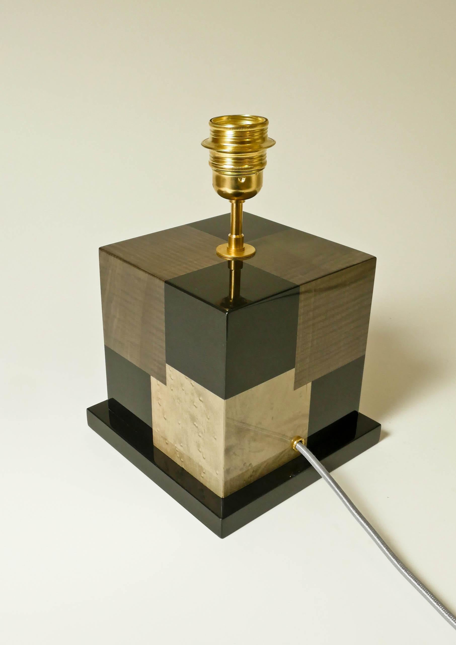 Lampe de bureau « Cubes » en marqueterie de bois teinté noir et gris par Aymeric Lefort en vente 7