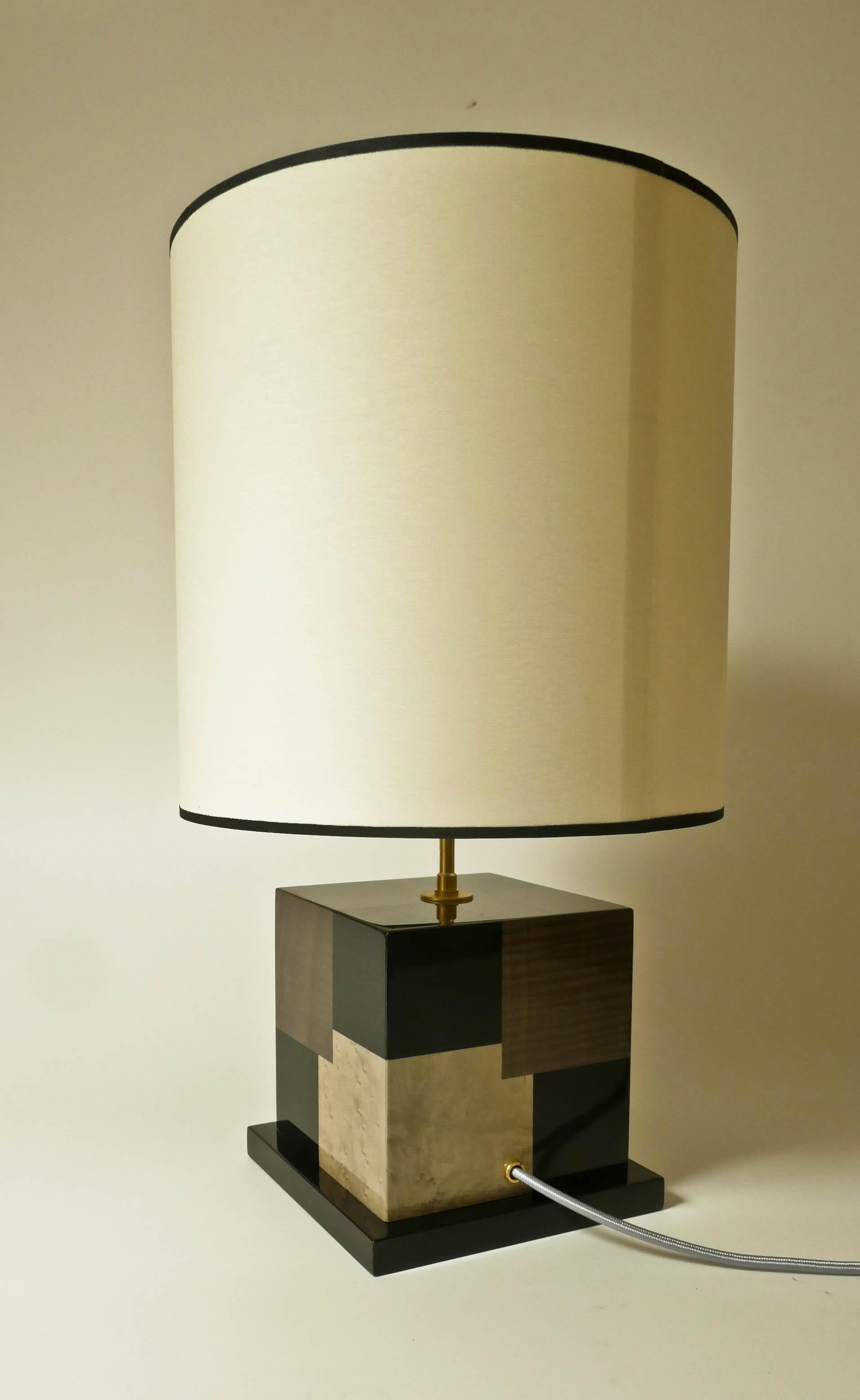 Lampe de bureau « Cubes » en marqueterie de bois teinté noir et gris par Aymeric Lefort en vente 9