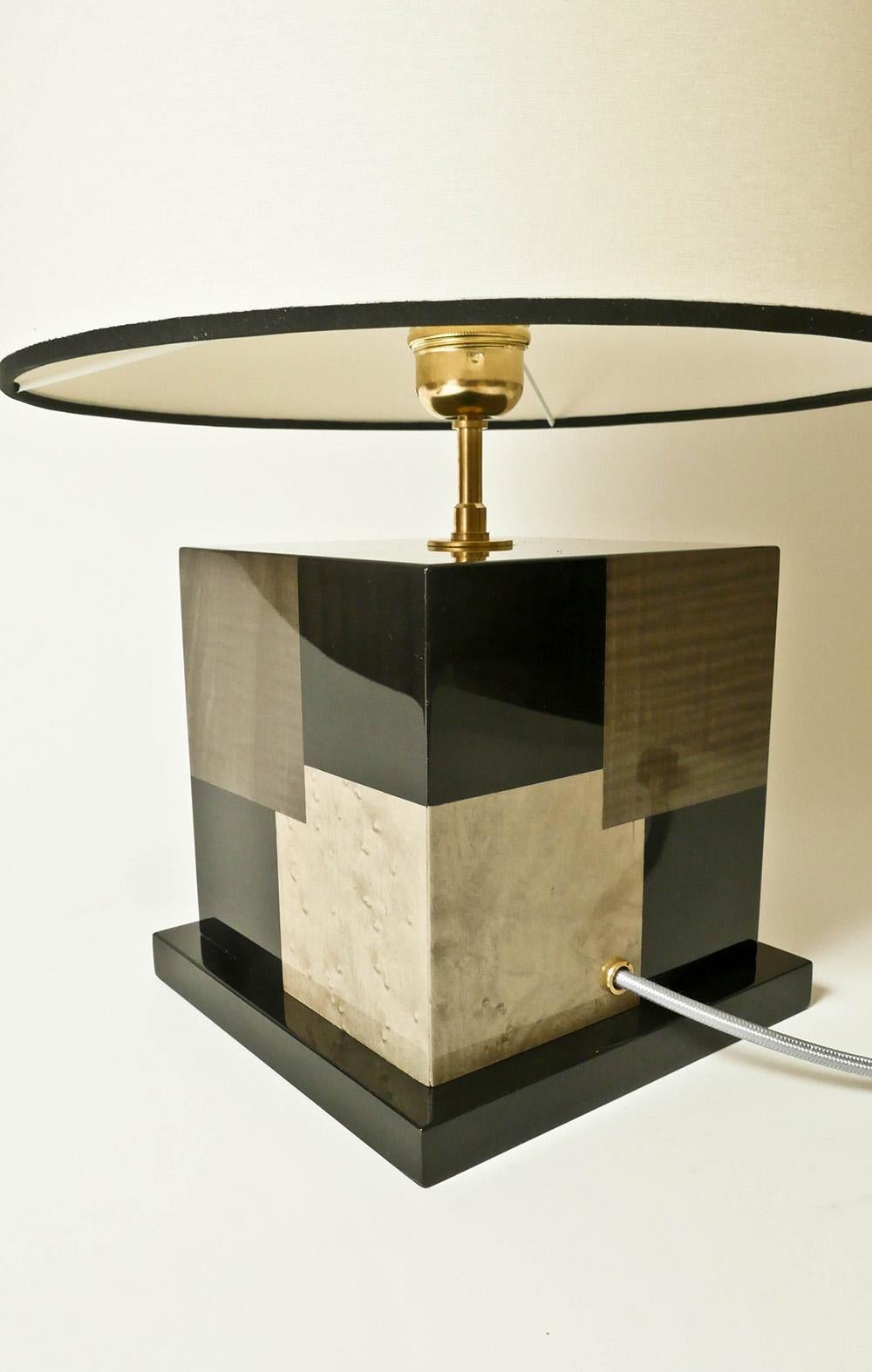 Moderne Lampe de bureau « Cubes » en marqueterie de bois teinté noir et gris par Aymeric Lefort en vente