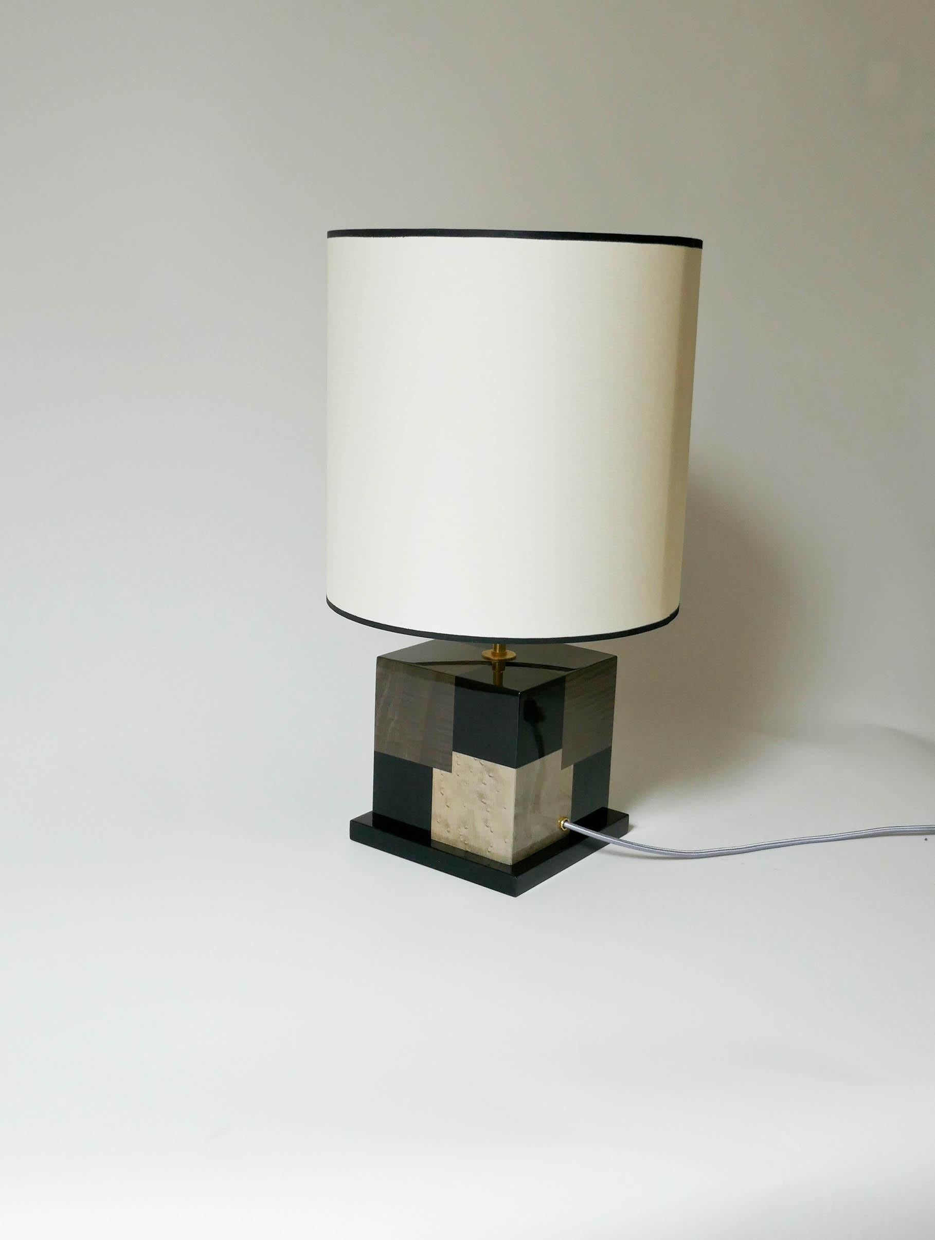 Français Lampe de bureau « Cubes » en marqueterie de bois teinté noir et gris par Aymeric Lefort en vente