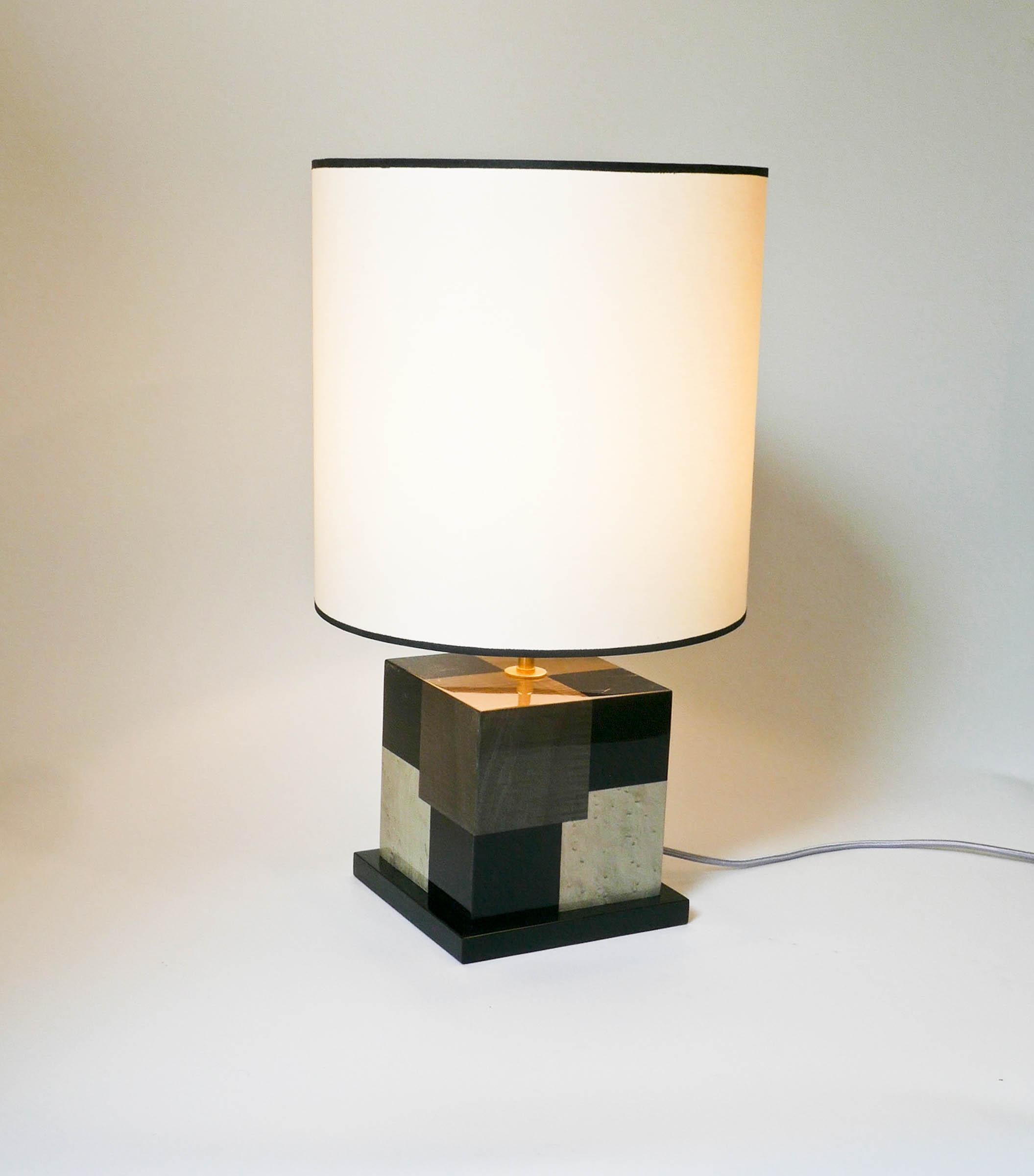 Marqueterie Lampe de bureau « Cubes » en marqueterie de bois teinté noir et gris par Aymeric Lefort en vente