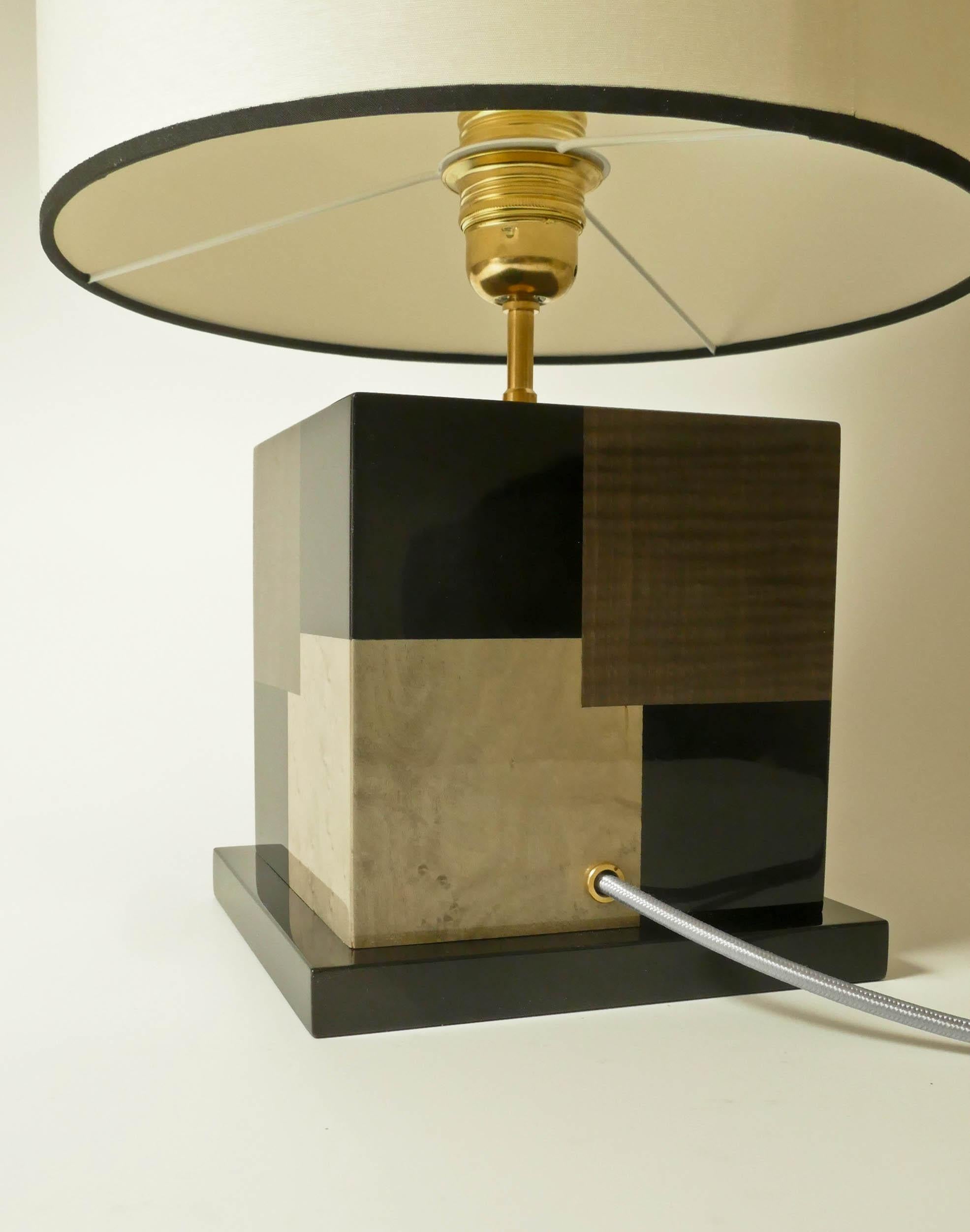 Lampe de bureau « Cubes » en marqueterie de bois teinté noir et gris par Aymeric Lefort Abîmé - En vente à SENLIS, OISE