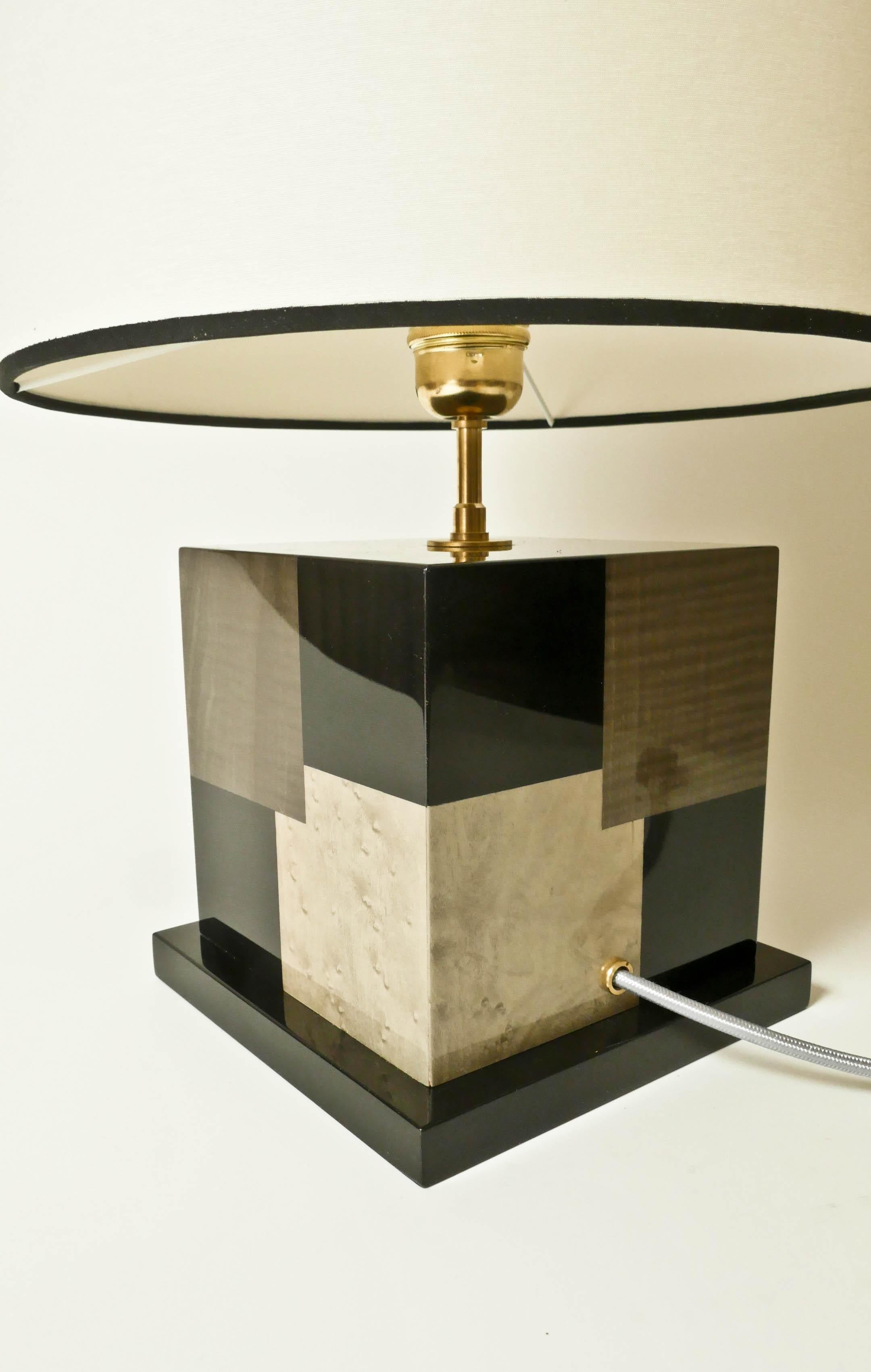 Tischlampe „Cubes“ aus schwarz und grau getöntem Holz mit Intarsien von Aymeric Lefort (Stoff) im Angebot