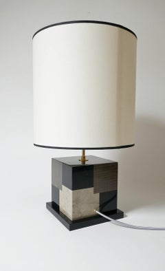 Lampe de bureau « Cubes » en marqueterie de bois teinté noir et gris par Aymeric Lefort