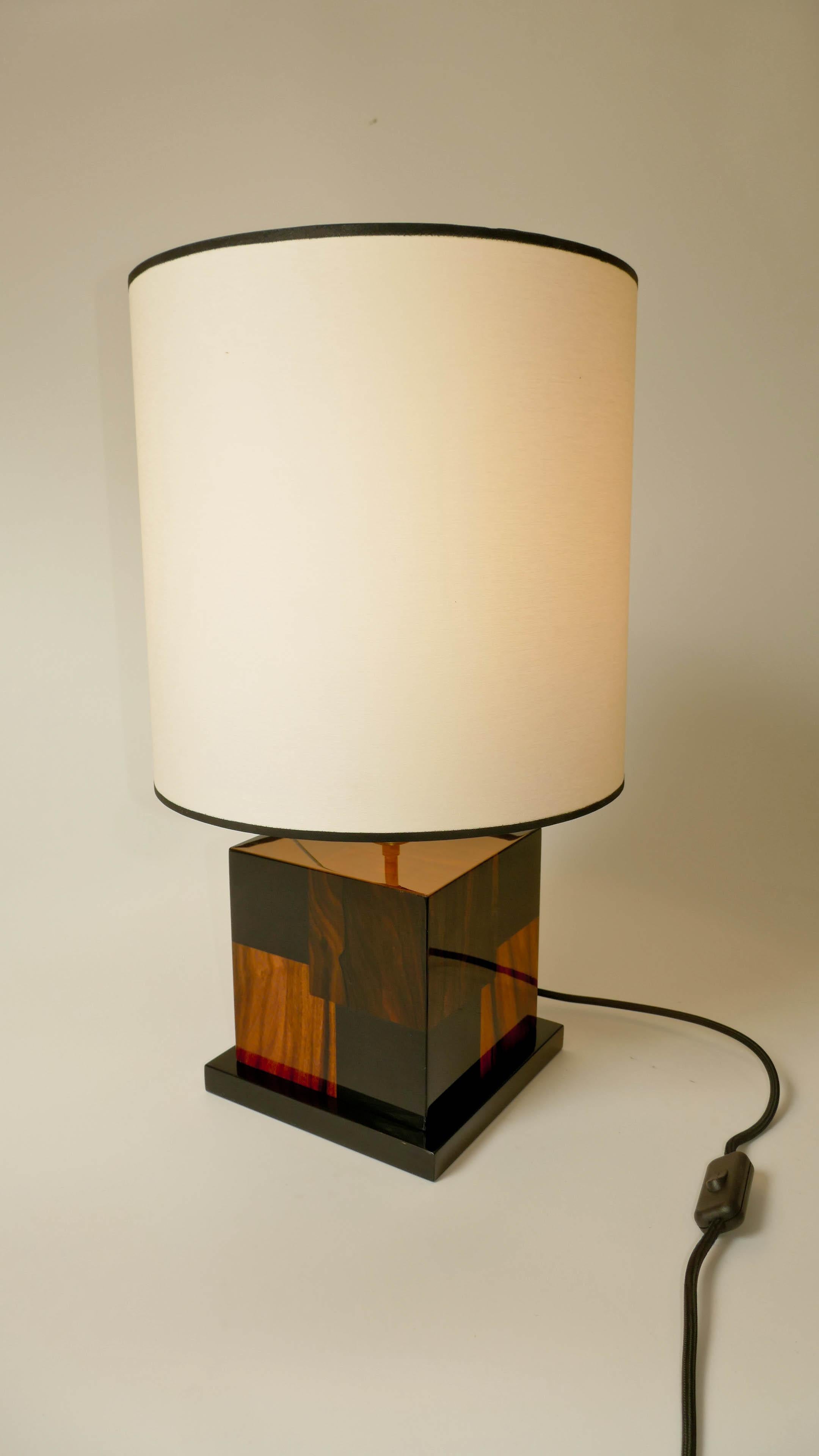 Table lamp in tinted black sycamore, ziricote and santos woods marquetry.
Carefully build in our Parisian workshop this lamp has a kinetic effect using the different colors to create an impression of deepness. The lamp is varnished. The bulb is a