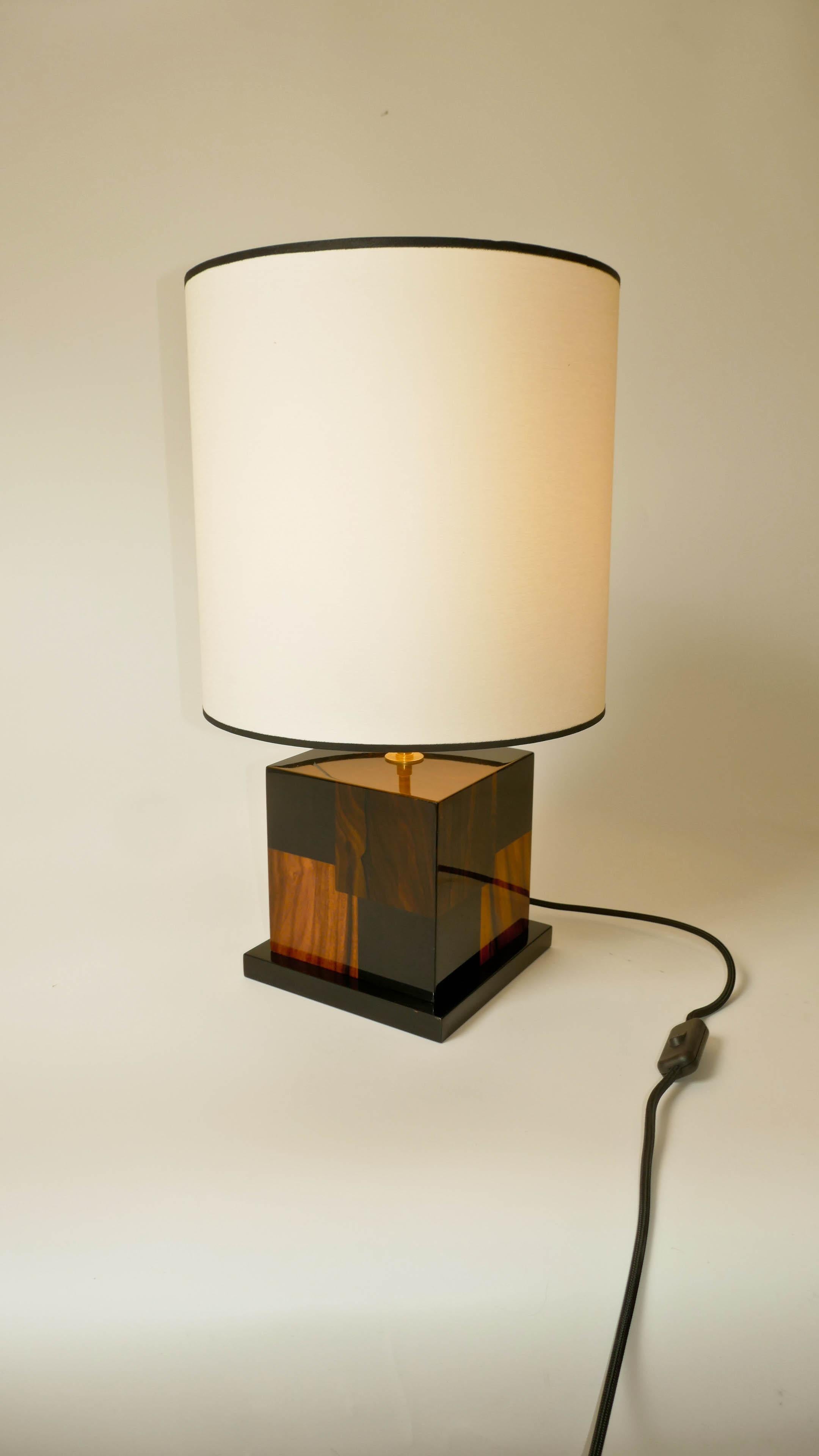Moderne Lampe de bureau « Cubes » en marqueterie noire et Santos et ziricote d'Aymeric Lefort en vente