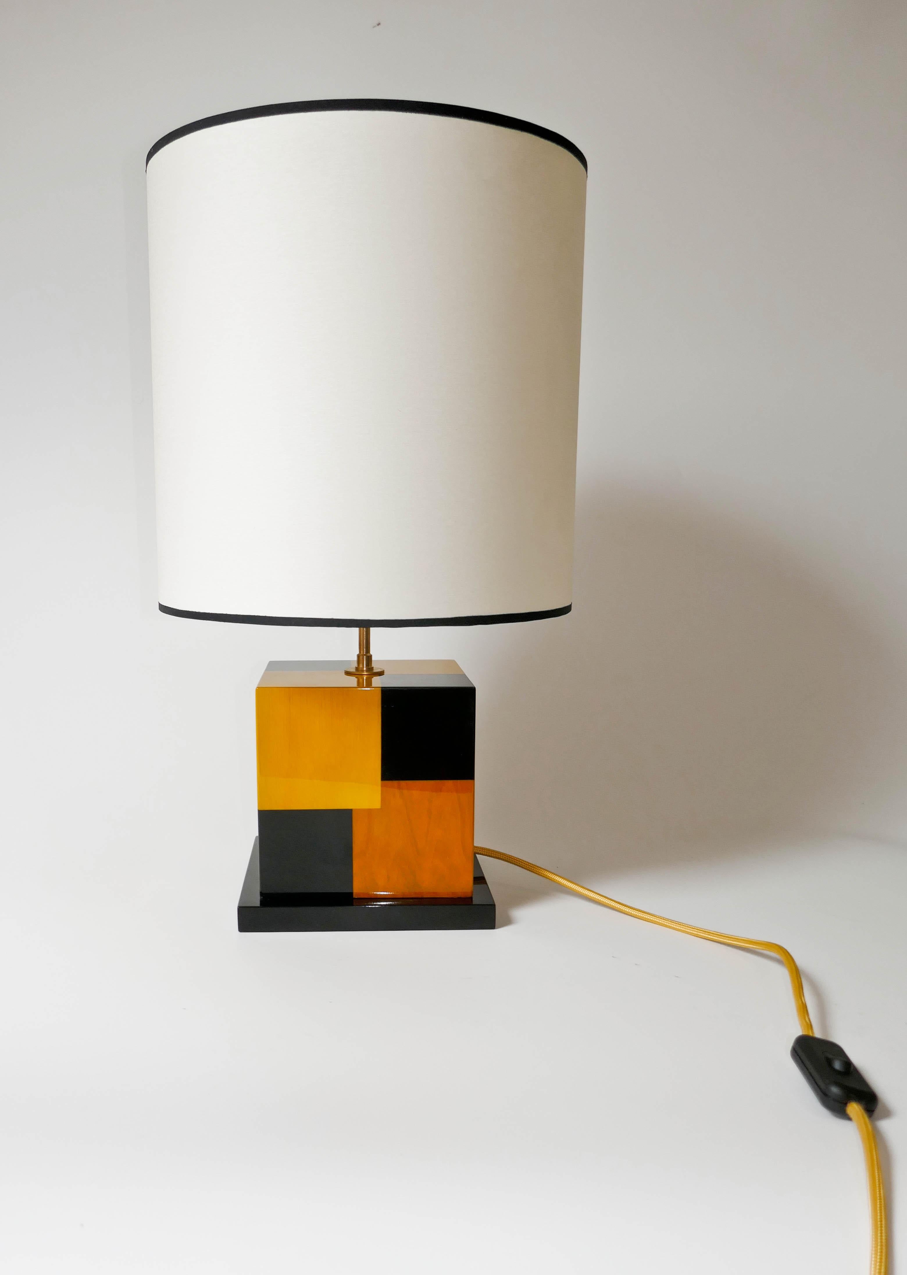 Neu   Schwarz und Gelb  Tischlampe aus getöntem Holz mit Intarsien von Aymeric Lefort im Angebot 2