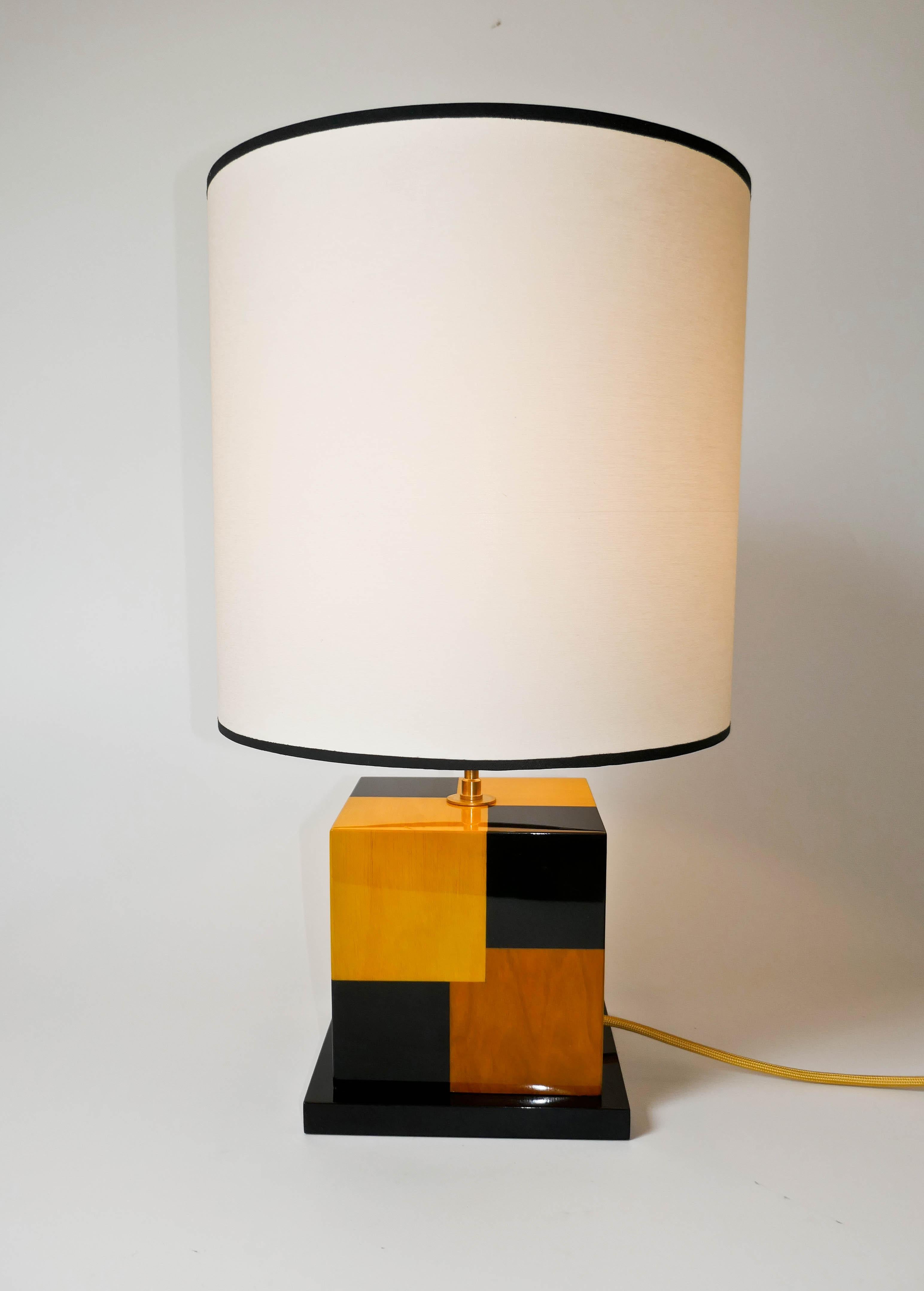 Neu   Schwarz und Gelb  Tischlampe aus getöntem Holz mit Intarsien von Aymeric Lefort (Moderne) im Angebot