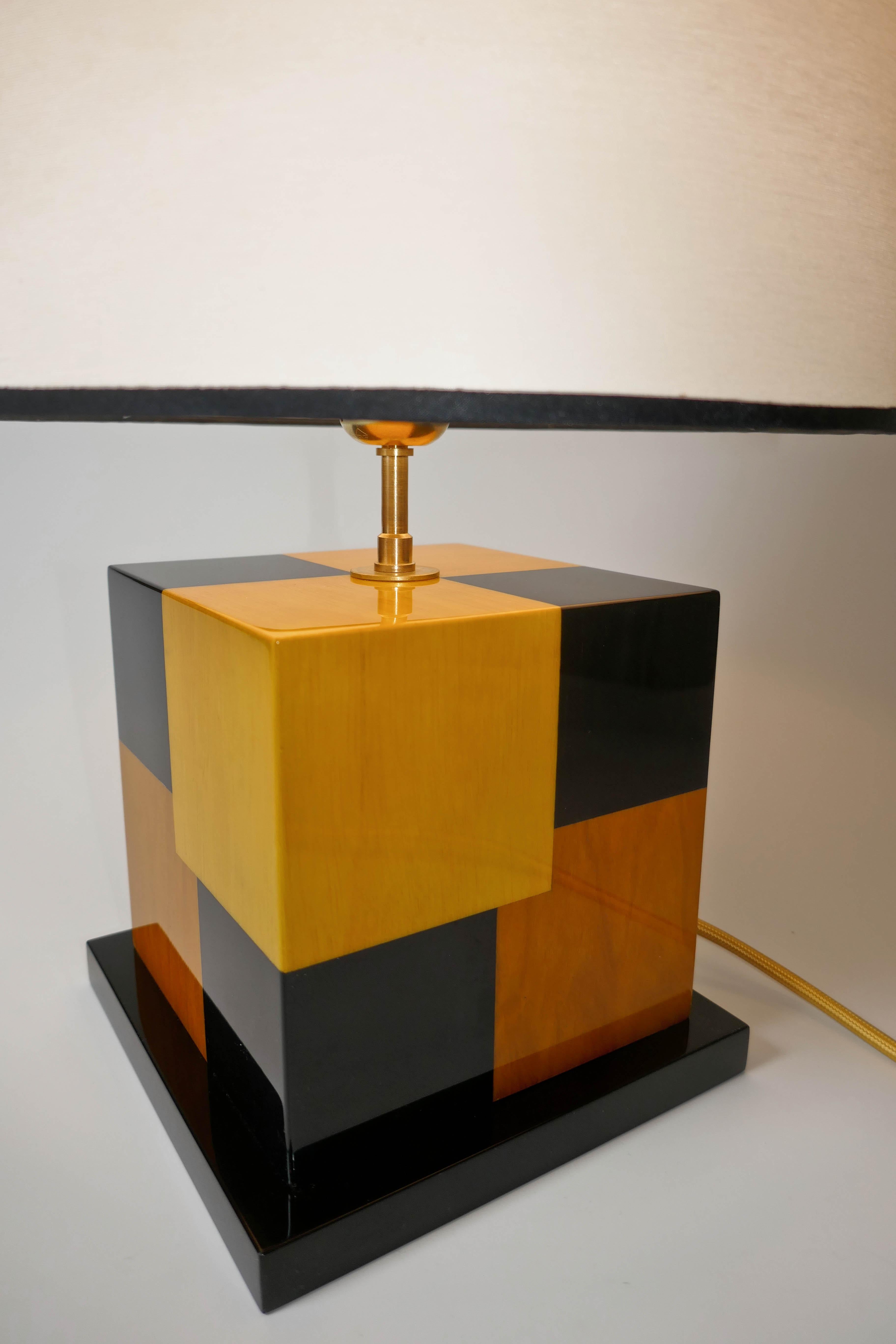 Neu   Schwarz und Gelb  Tischlampe aus getöntem Holz mit Intarsien von Aymeric Lefort (Französisch) im Angebot