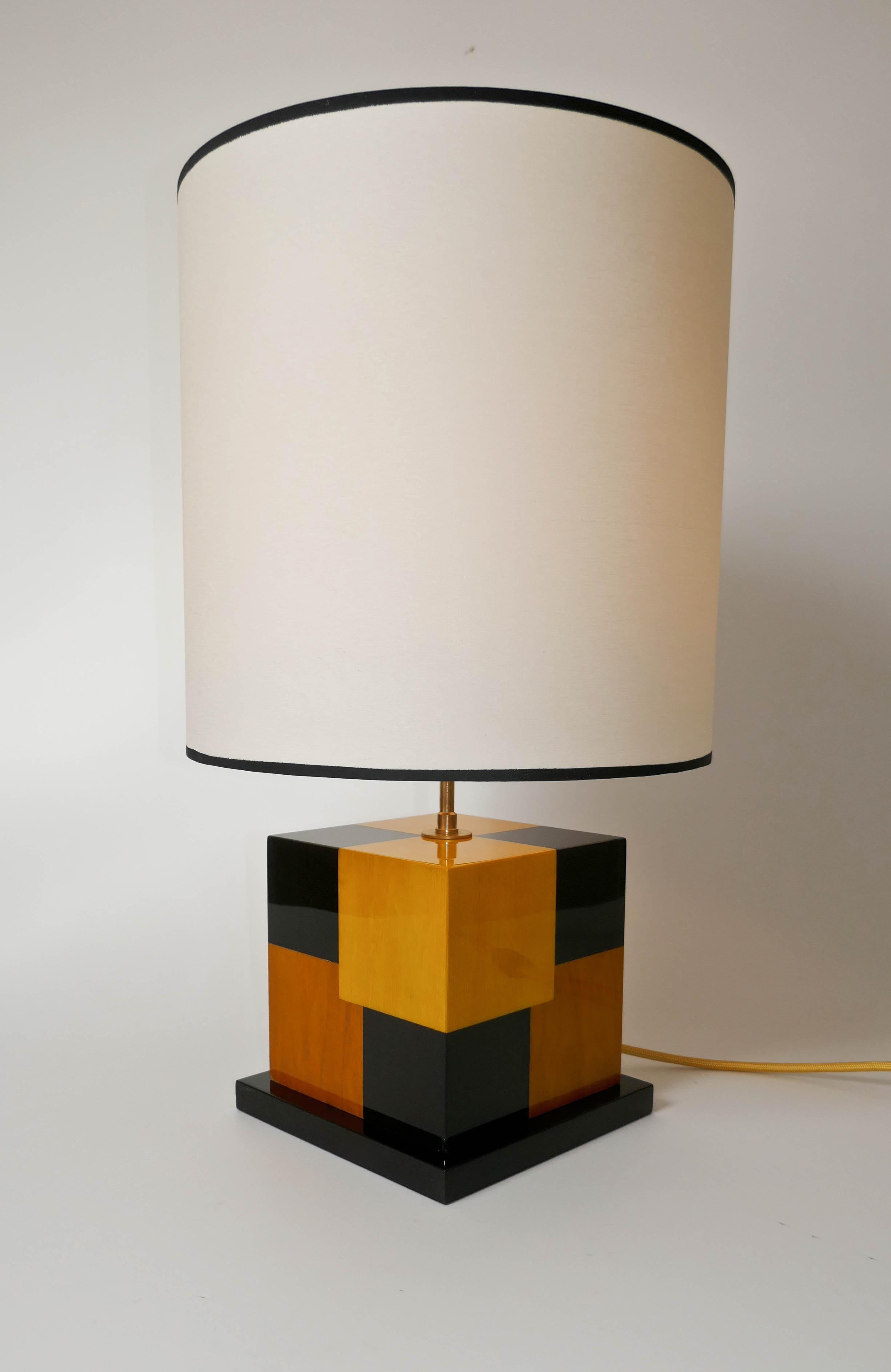 Neu   Schwarz und Gelb  Tischlampe aus getöntem Holz mit Intarsien von Aymeric Lefort im Zustand „Hervorragend“ im Angebot in SENLIS, OISE