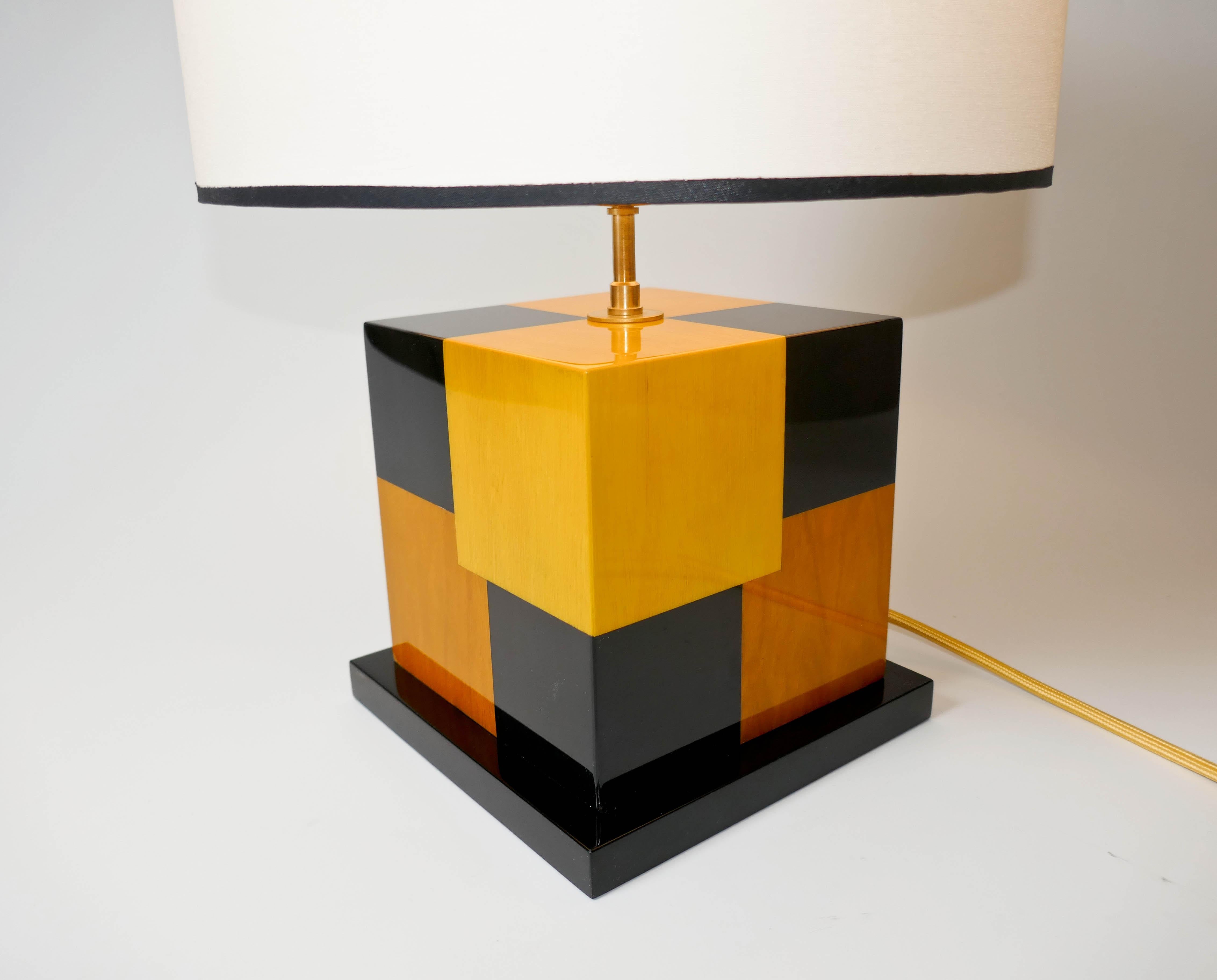 Neu   Schwarz und Gelb  Tischlampe aus getöntem Holz mit Intarsien von Aymeric Lefort im Angebot 1