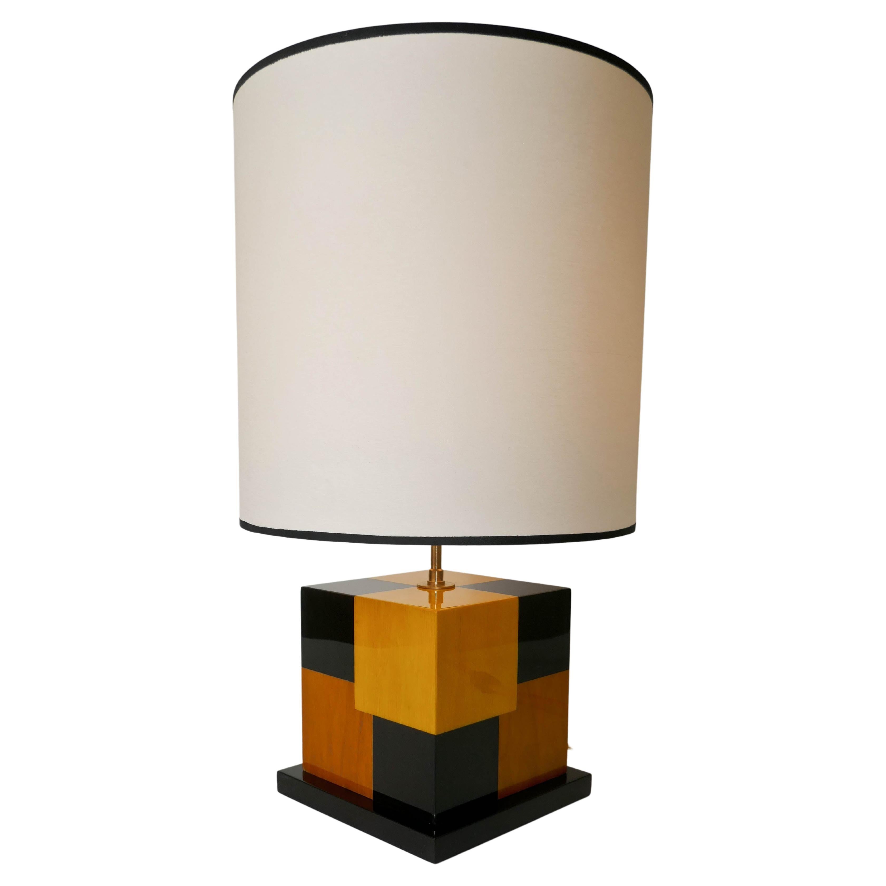 Lampe de bureau « Cubes » en marqueterie de bois teinté noir et jaune par Aymeric Lefort