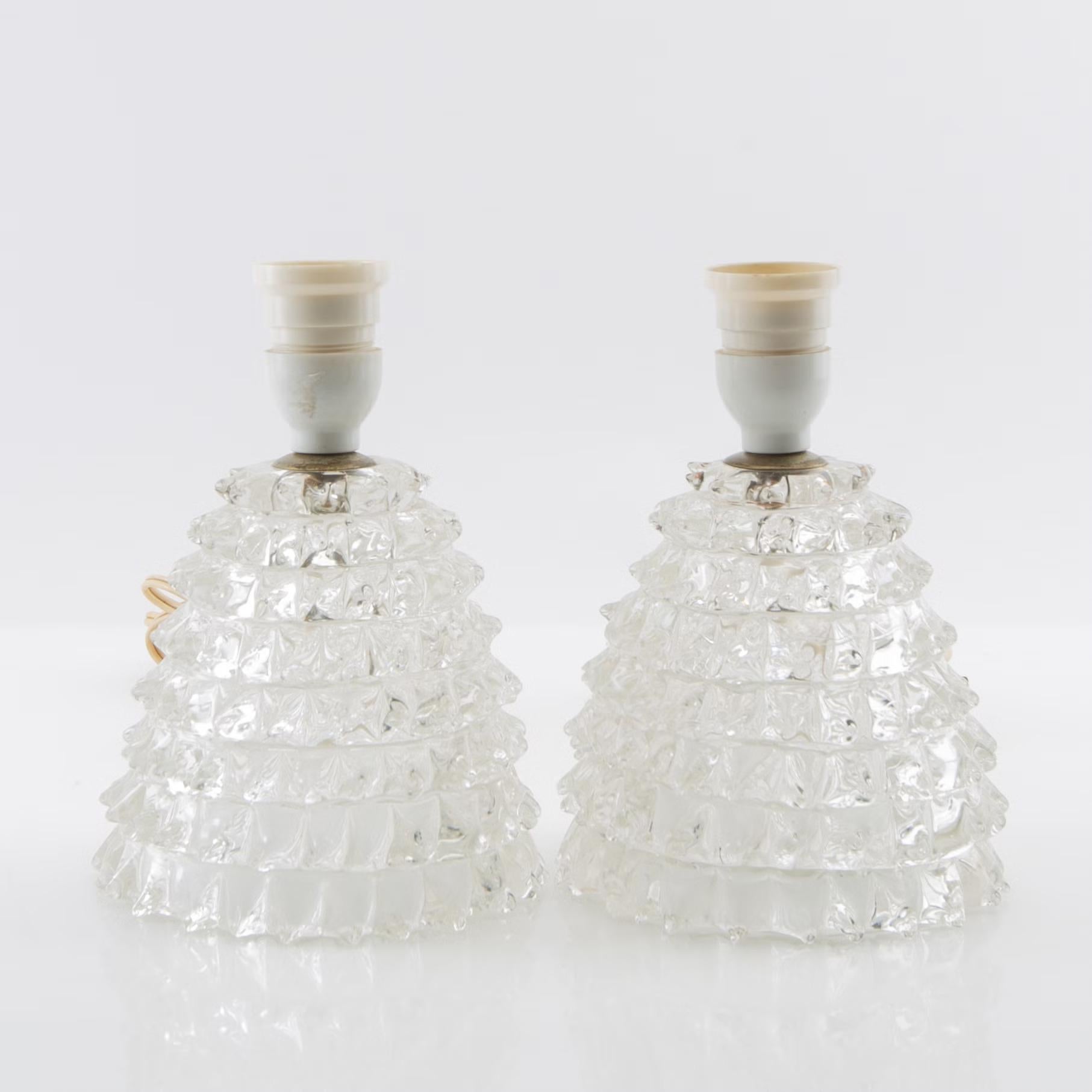 Vidrio moldeado, color cristal claro, Murano Italia, 1950.
Buen estado.
Un par disponible. Precio del par.