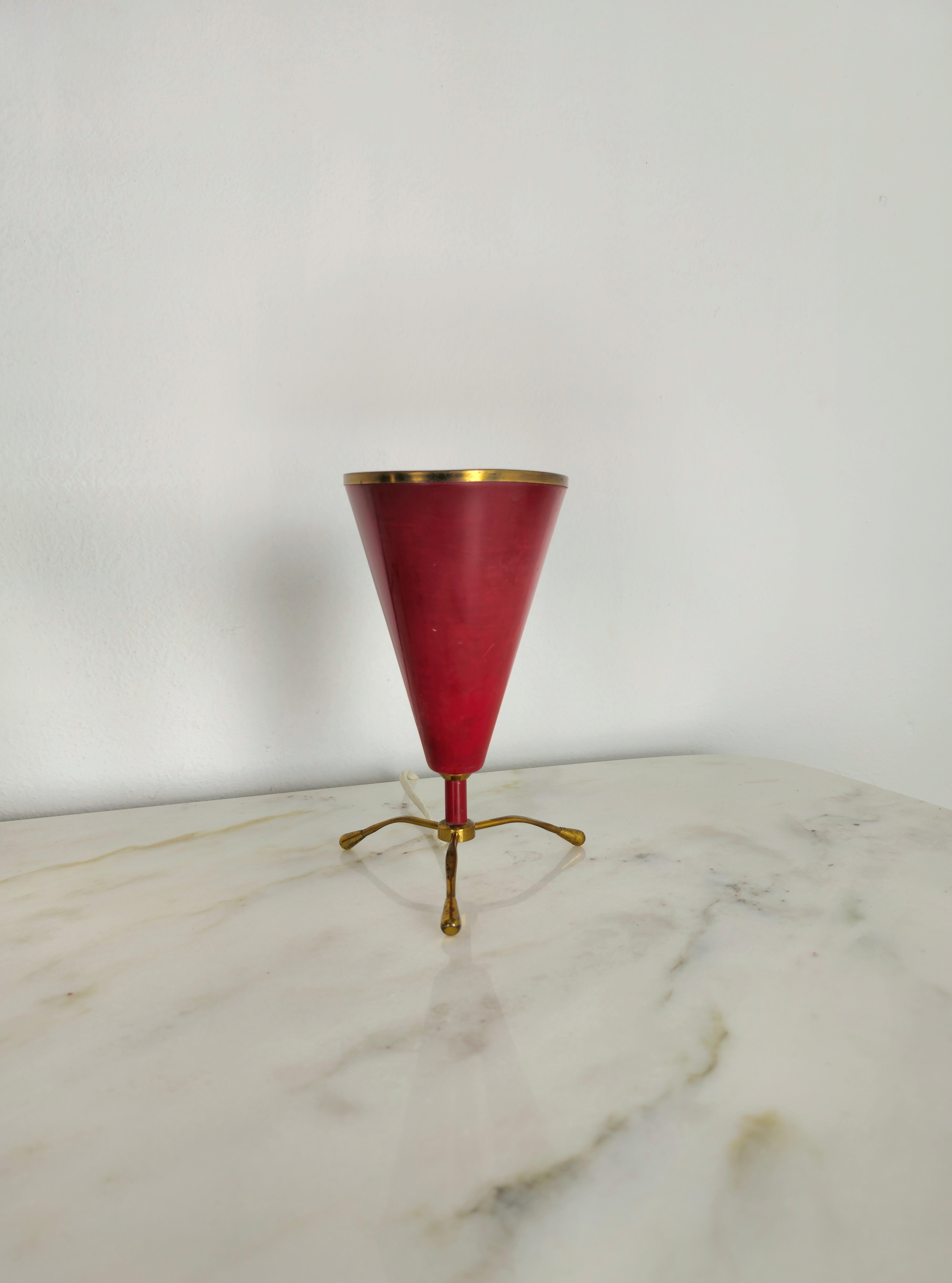 Table lamp attributable to Arredoluce, produced in Italy in the 1950s.
E14 single light table lamp with conical red lacquered aluminum diffuser, border and 3 brass feet.



Note: We try to offer our customers an excellent service even in shipments