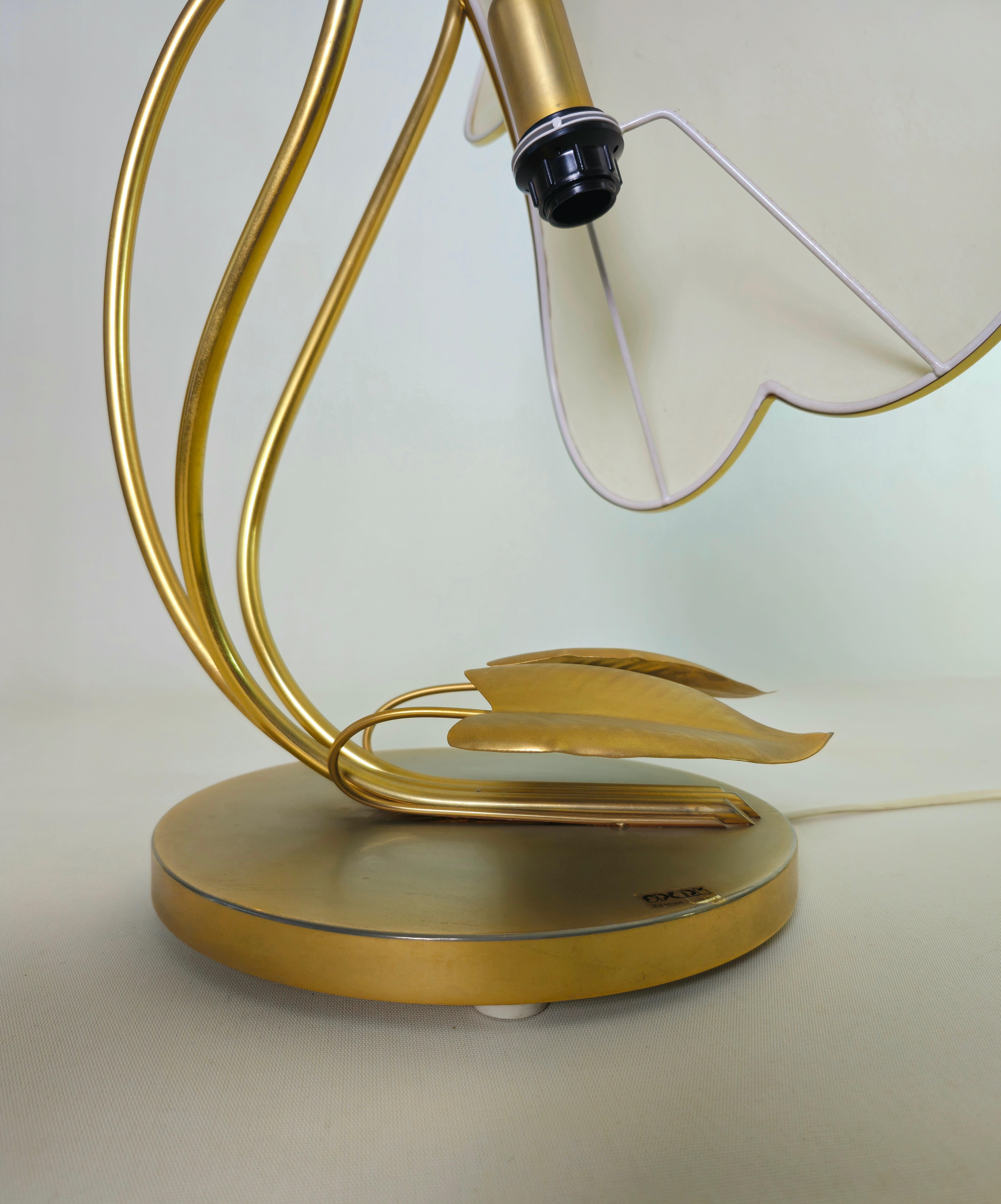 Rare and elegant three-light table lamp with fabric diffusers and papyrus leaf brass profiles, which can rotate according to your taste. Produced in Italy in the 70s. It retains all its original parts.


Note: We try to offer our customers an